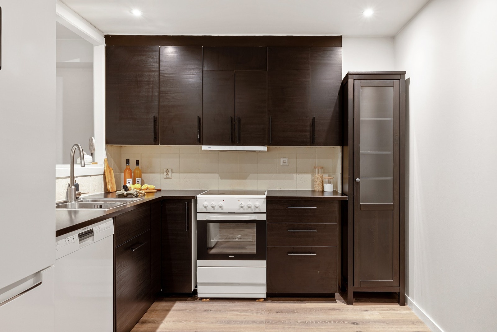 På kjøkkenet er det plass/opplegg til komfyr, oppvaskmaskin og kjøleskap. Galleribilde