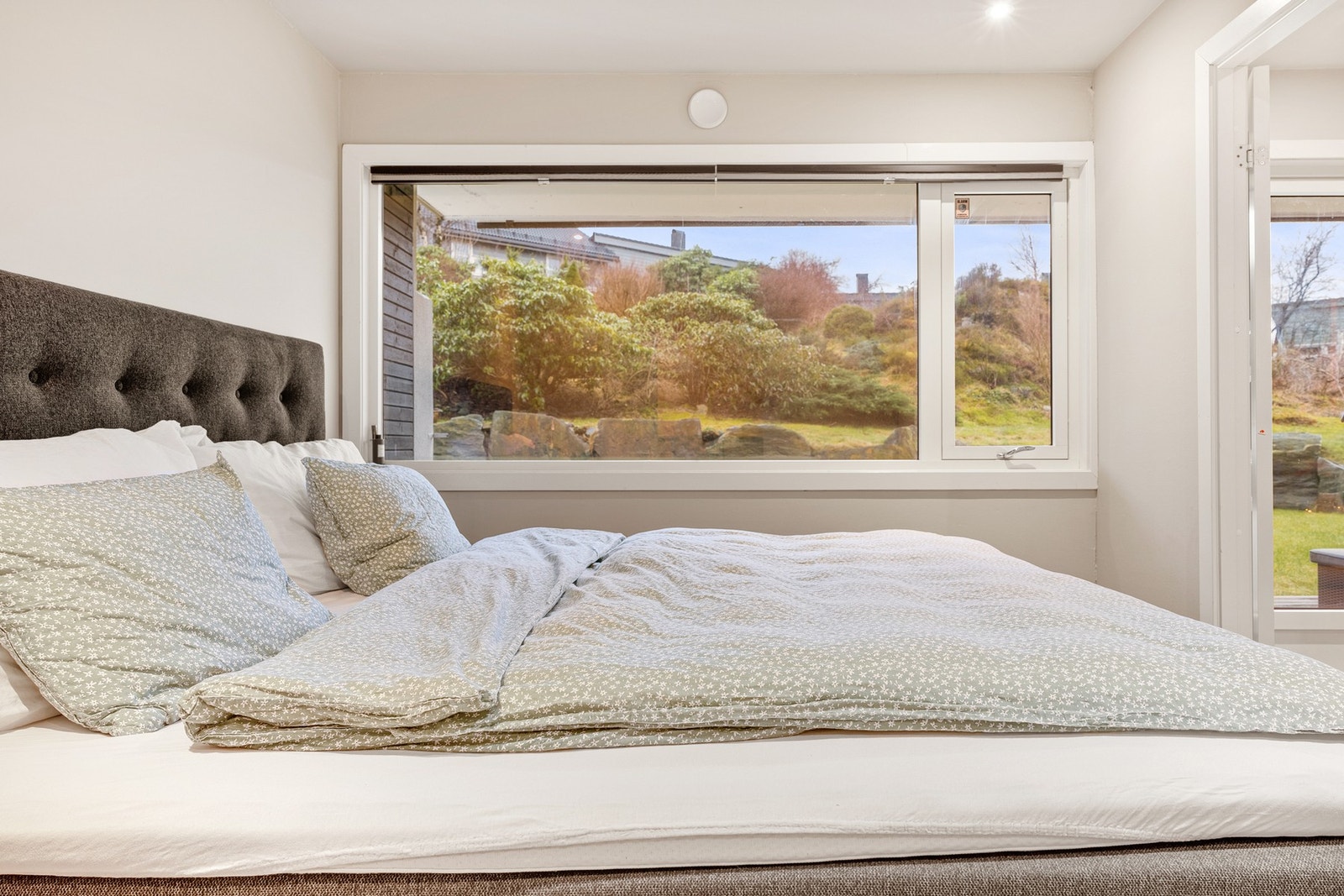 Fra stuen har man tilkomst til soverommet. Galleribilde