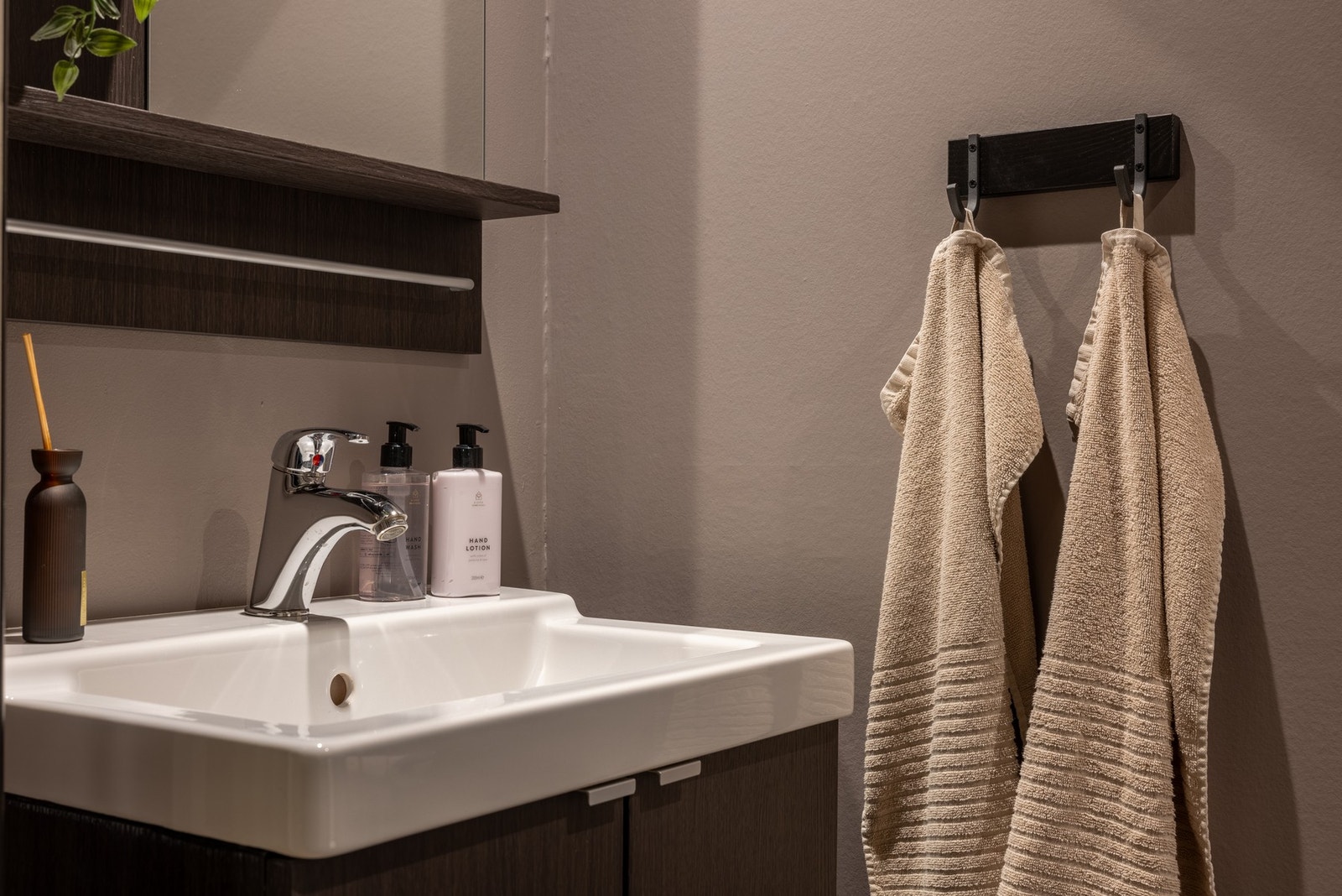 Toalettrommet er innredet med toalett og servant med innredning. Galleribilde