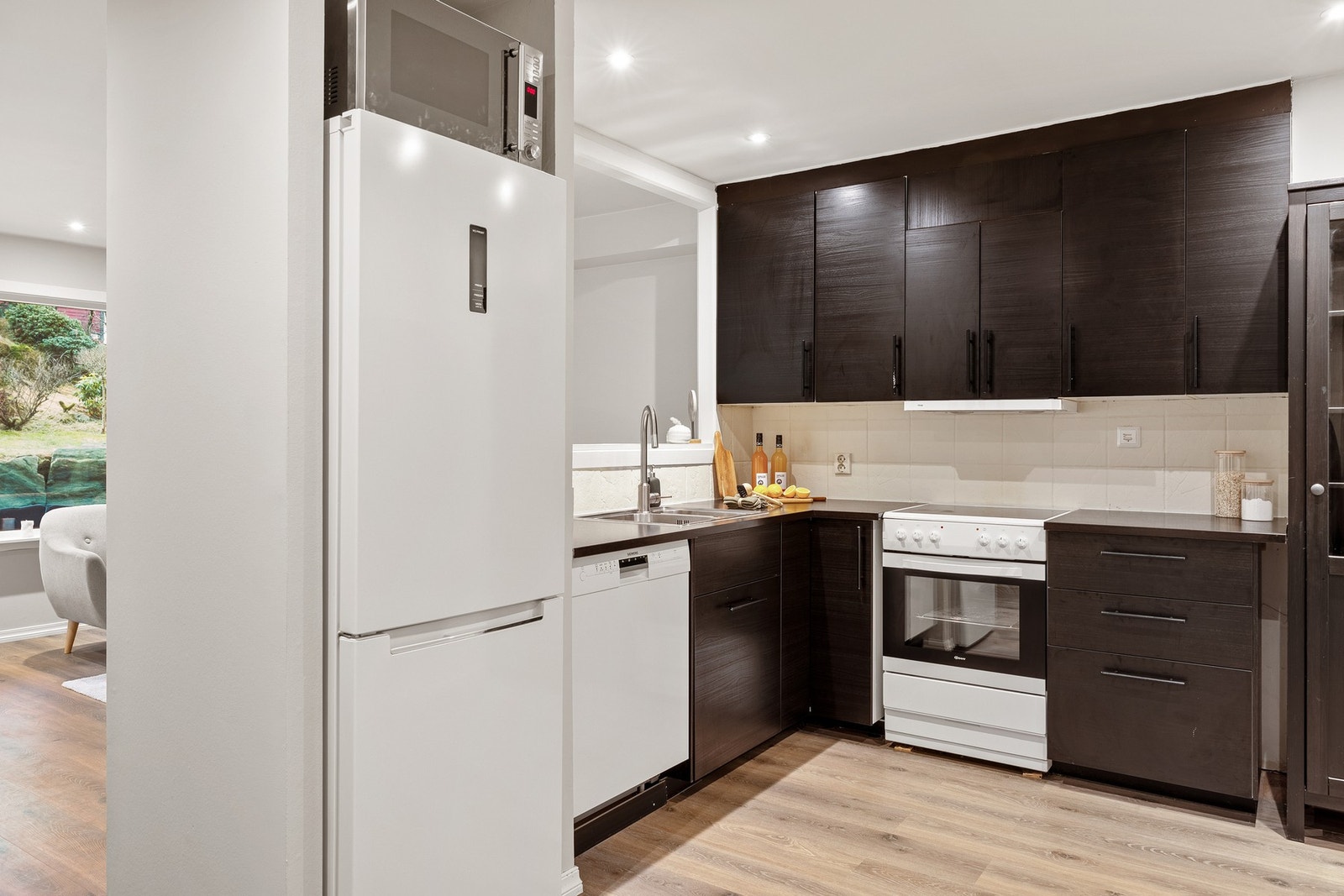 Fint kjøkken med glatte fronter, laminat benkeplate og vask i stål. Galleribilde