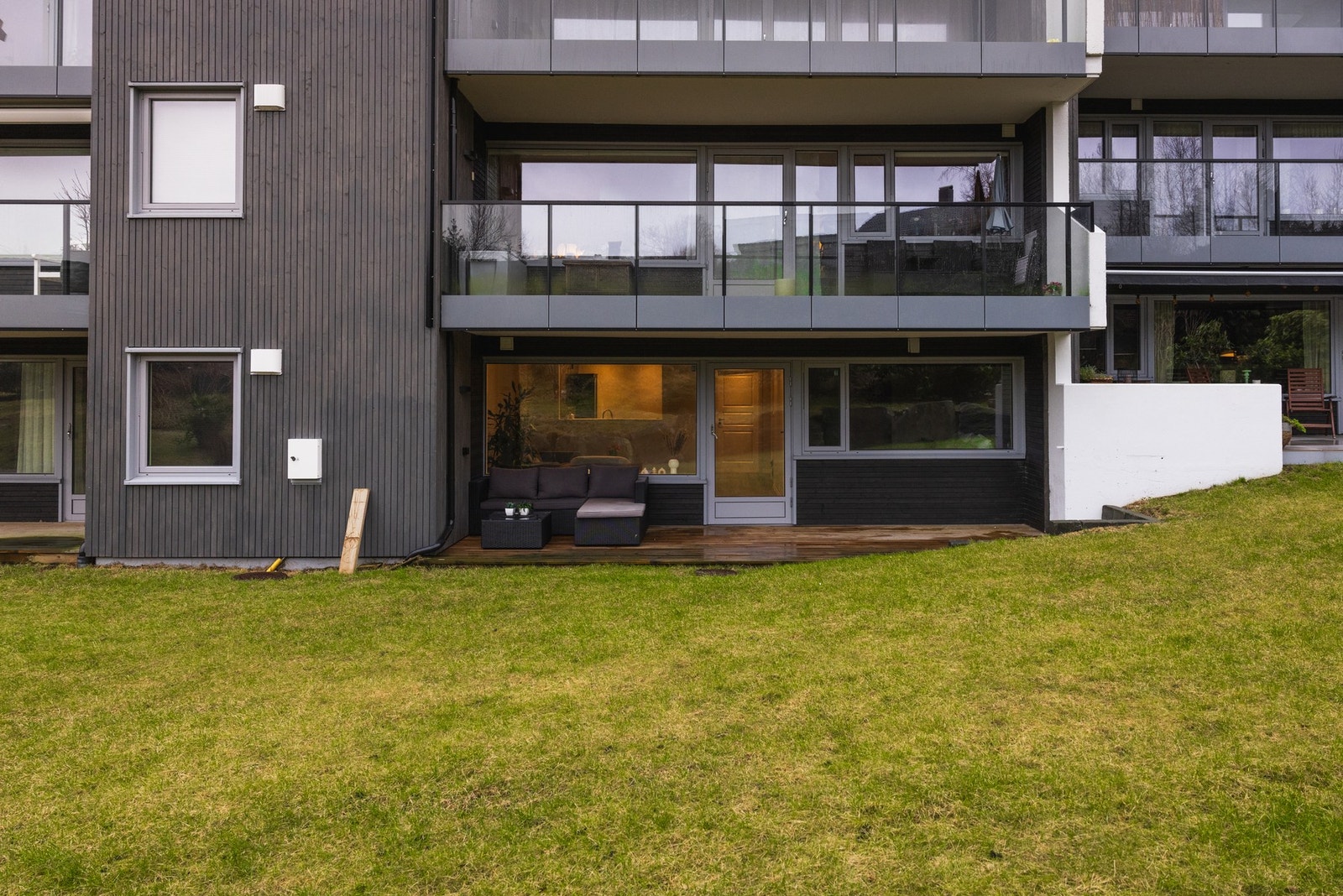 Leiligheten ligger fint til i bygget med hyggelig uteplass og direkte tilkomst til grøntområde. Galleribilde