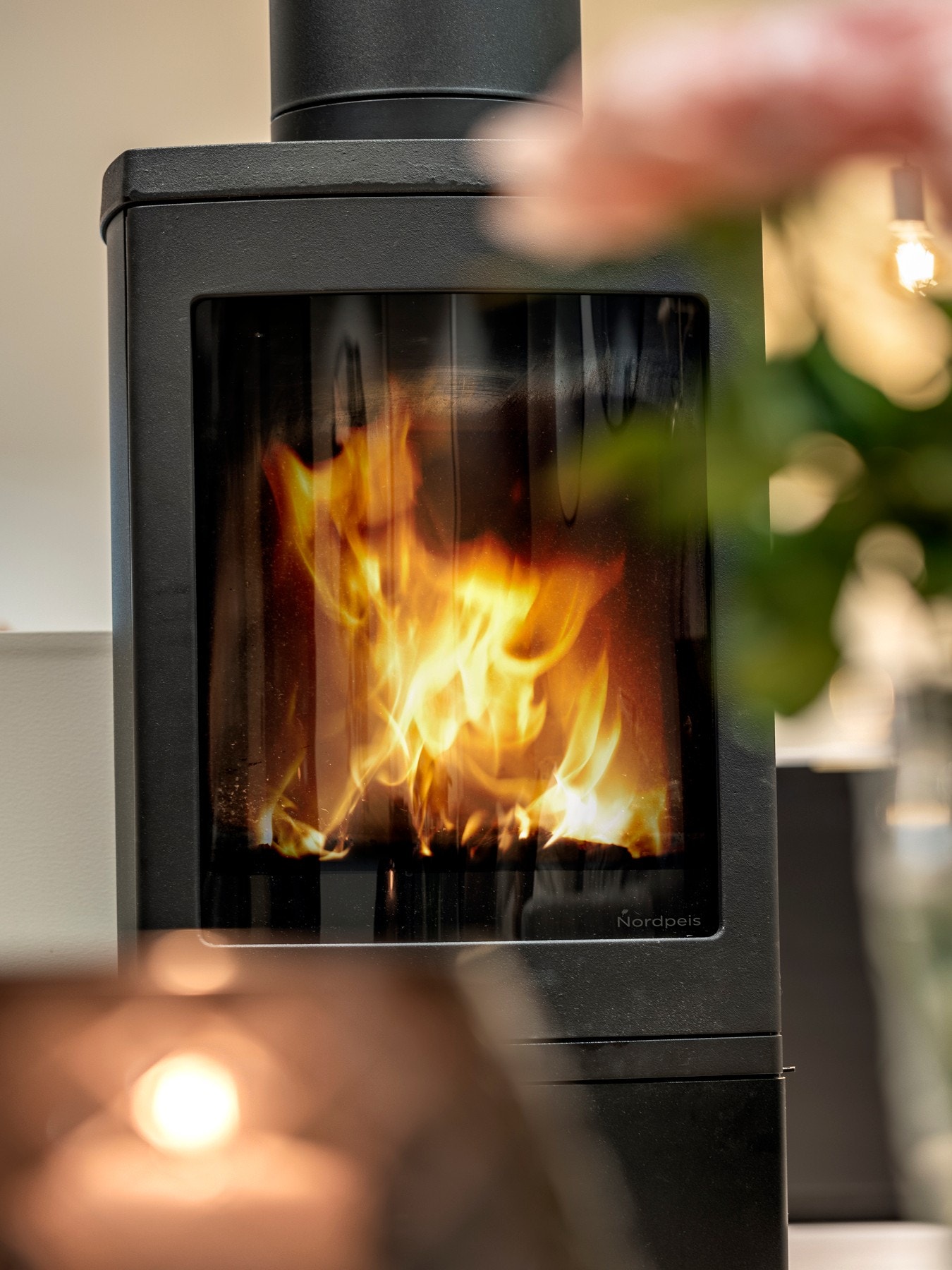 Her er det også en vedovn med flammeinnsyn som bidrar til både ekstra hygge og varme på kjølige dager. Galleribilde