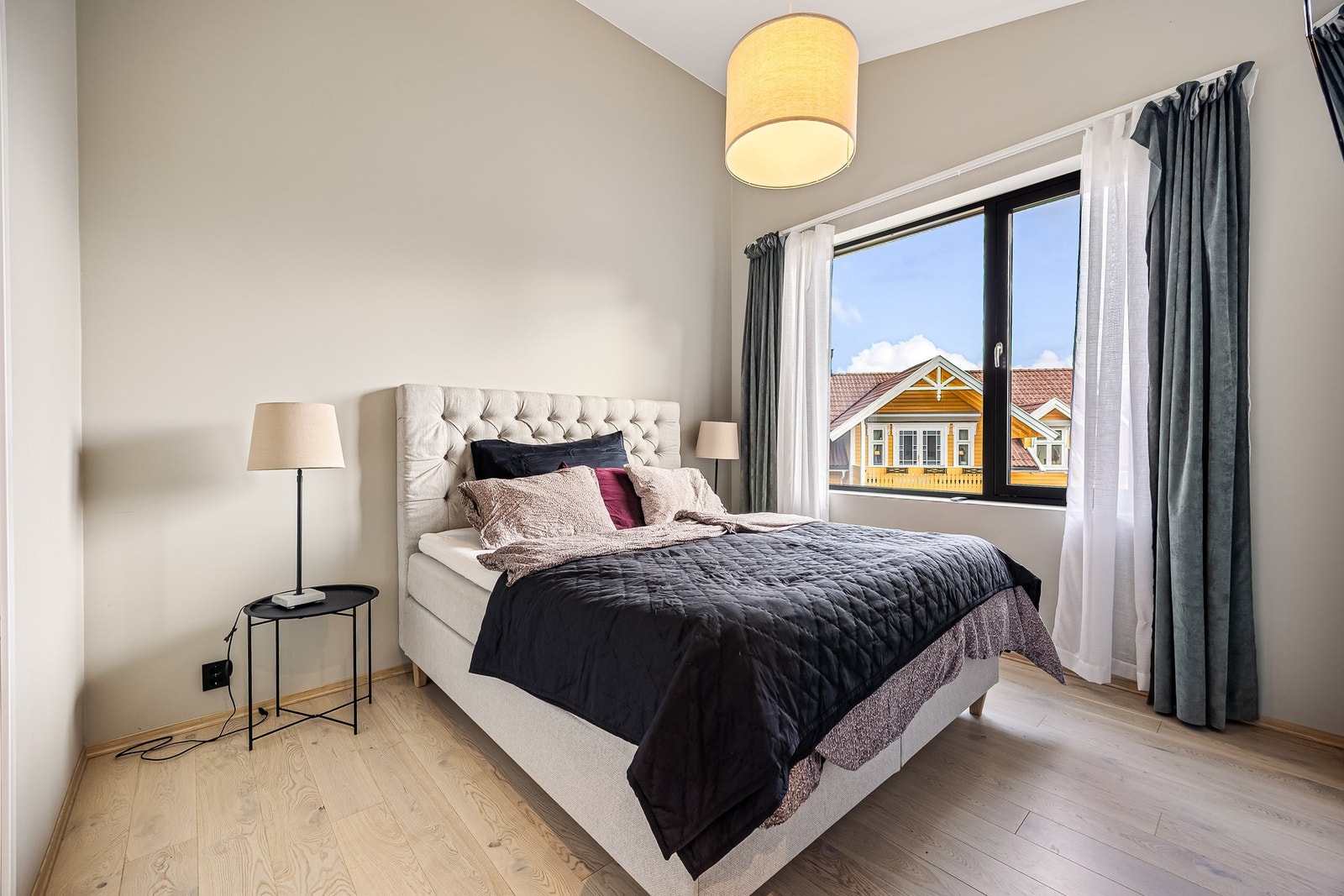 Hovedsoverommet er romslig med egen inngang til bad og walk-in-closet. Galleribilde