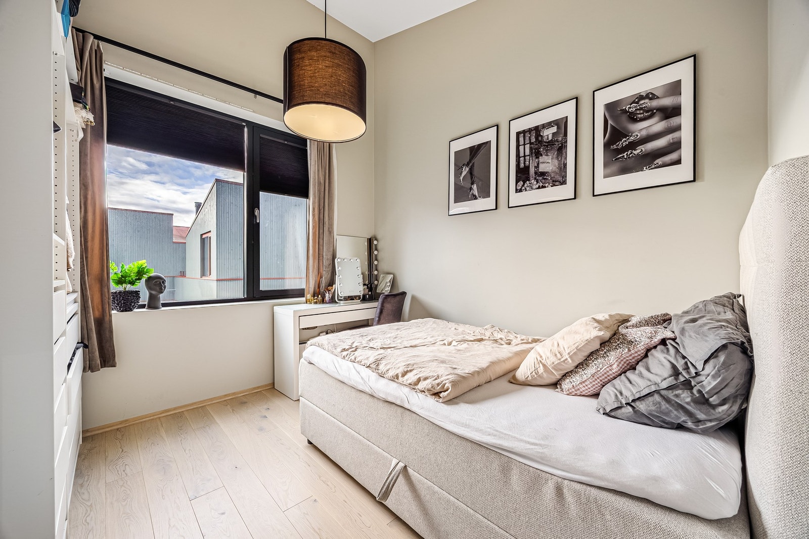 Soverommene har god plass til seng, nattbord og diverse innredning. Galleribilde