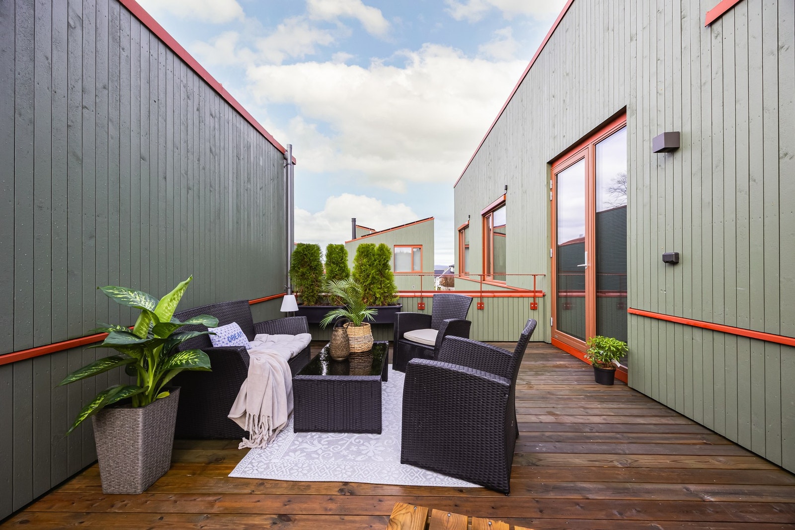 Fra stuen i boligens andre etasje er det utgang til en herlig takterrasse på ca. 23 kvm. Galleribilde