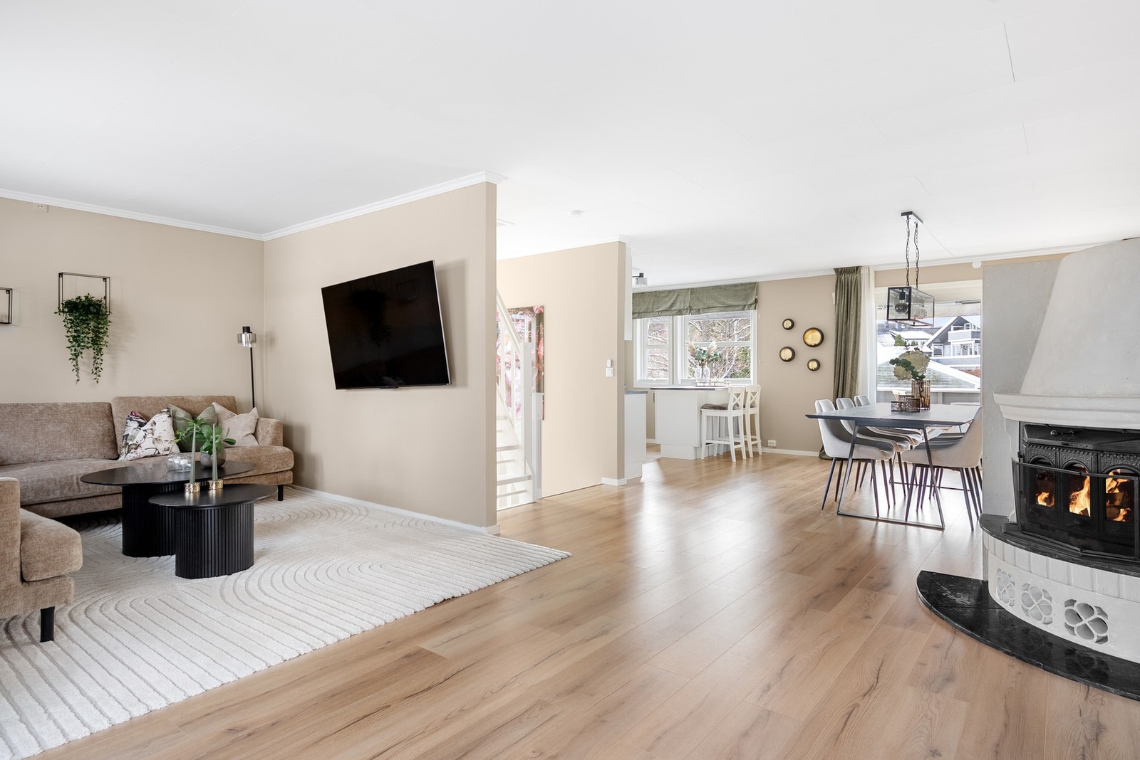 Åpen løsning stue, spisestue og kjøkken Galleribilde