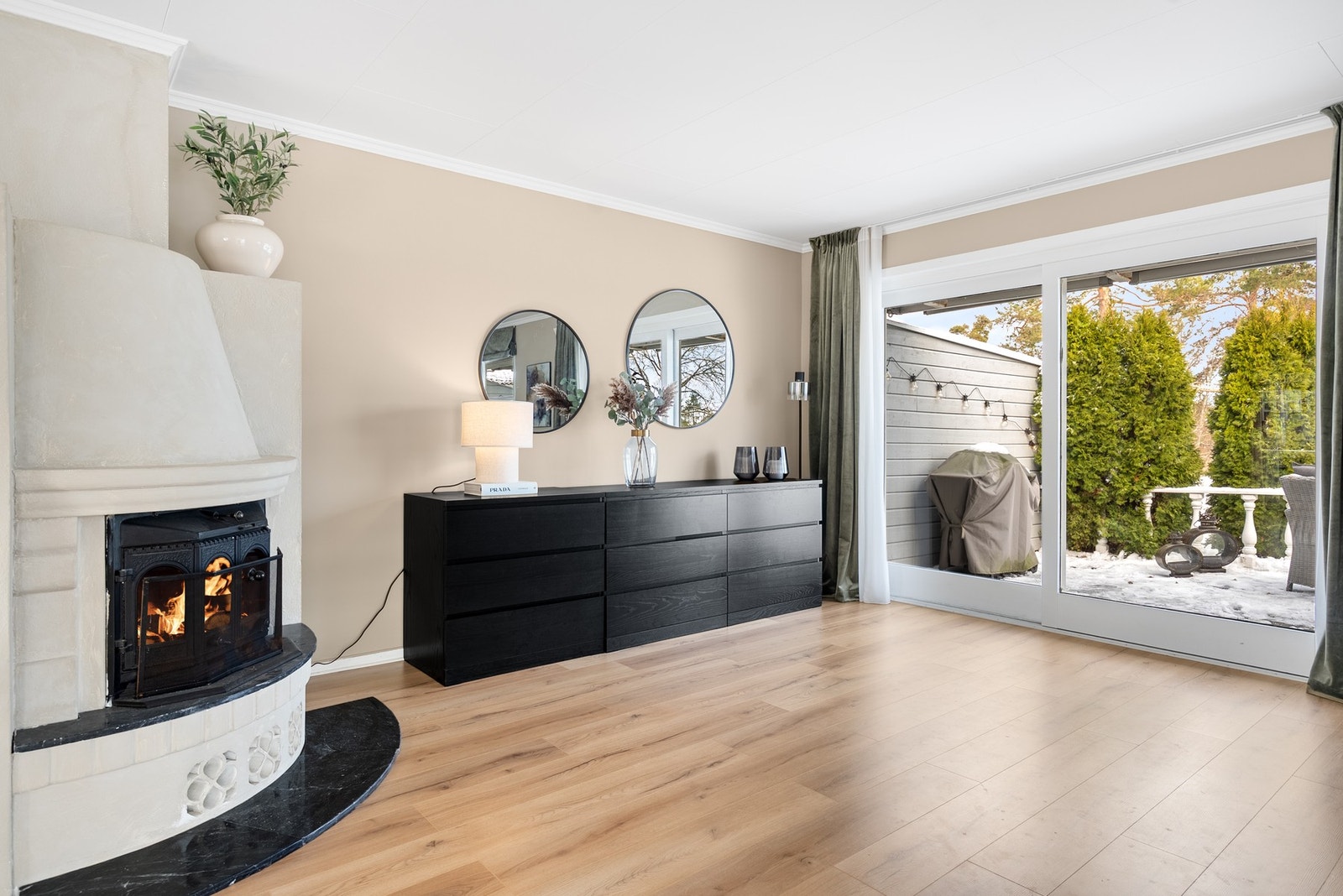 Utgang til uteområde fra stua Galleribilde