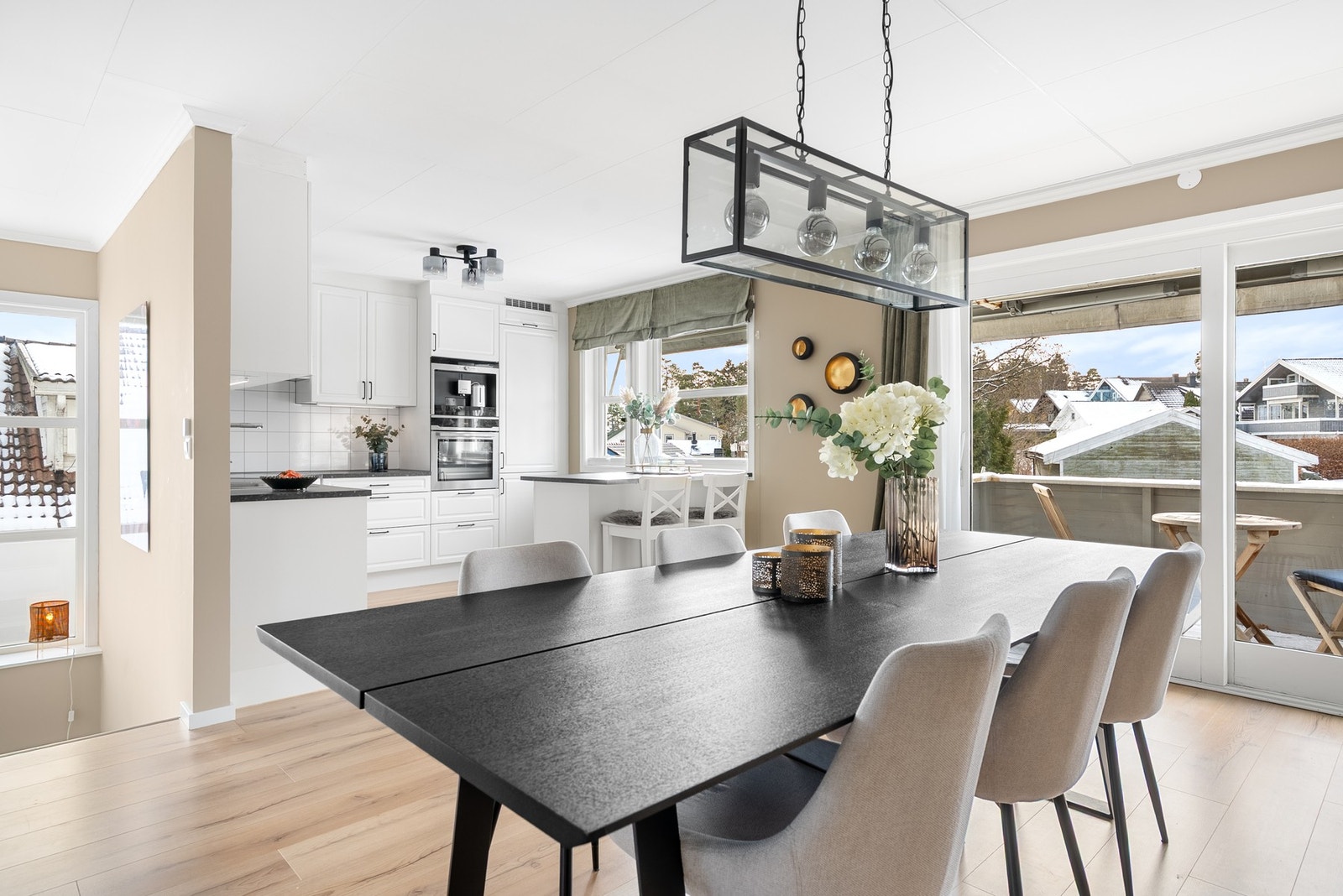 Lyst og trivelig med stor spisesplass i tilknytning til kjøkken Galleribilde