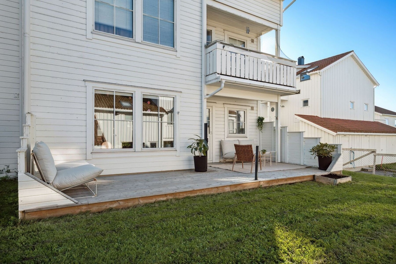 Terrasse på 20 kvm med gode lys- og solforhold, hvor man har direkte adkomst til hage Galleribilde