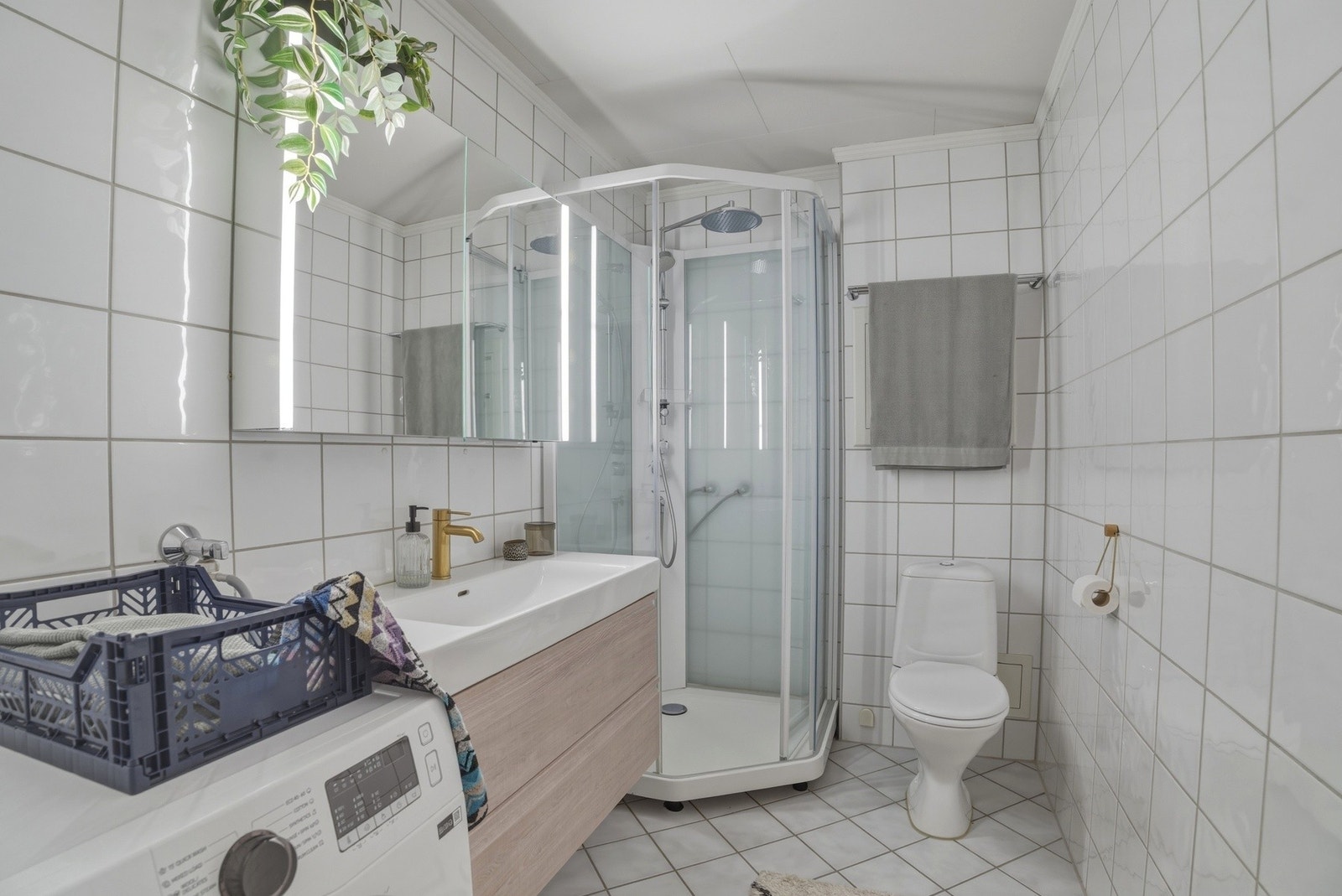 Lyst og flott flislagt bad i klassisk og tidløs utforming - Kabinett og innredning fra 2020 Galleribilde