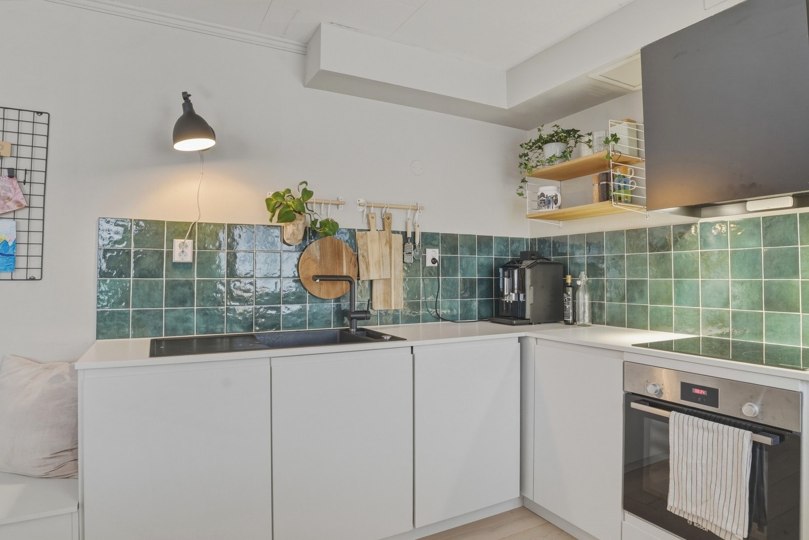 Lyst og flott kjøkken som er modernisert i 2022 - Integrerte hvitevarer Galleribilde