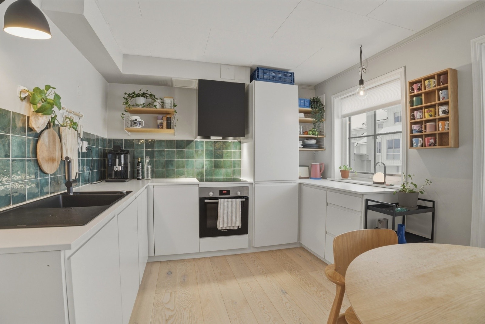 Lyst og flott kjøkken som er modernisert i 2022 Galleribilde