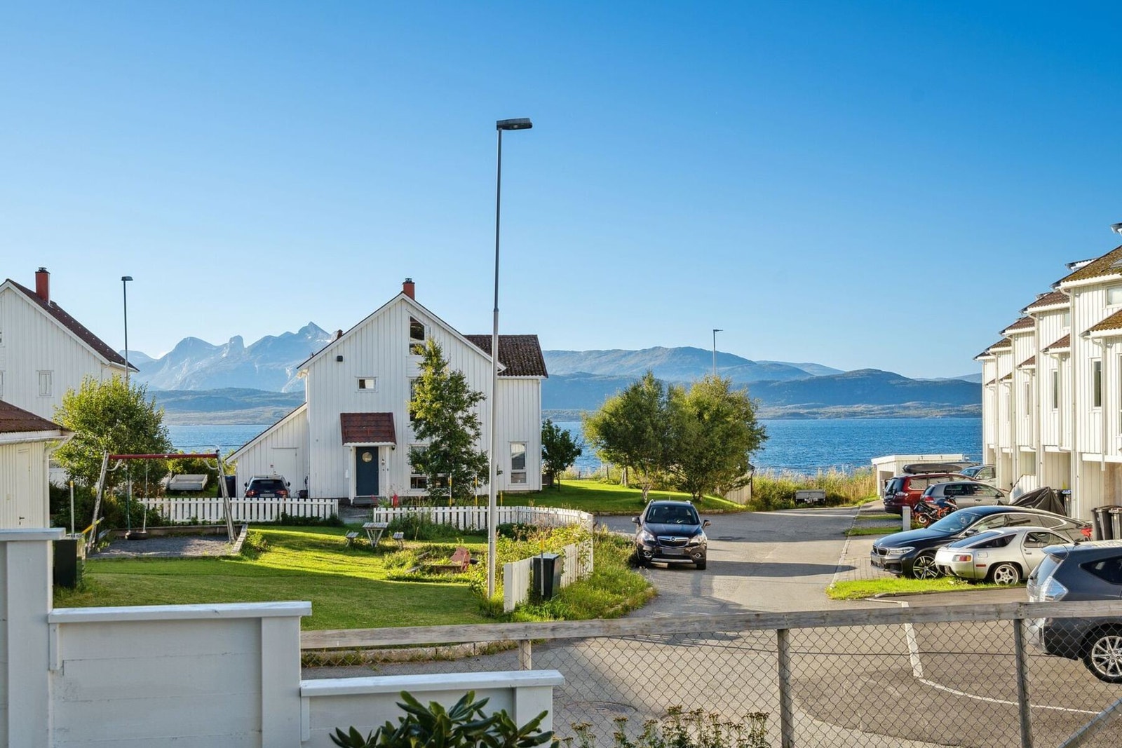 Flott utsikt mot Saltenfjorden fra terrasse Galleribilde