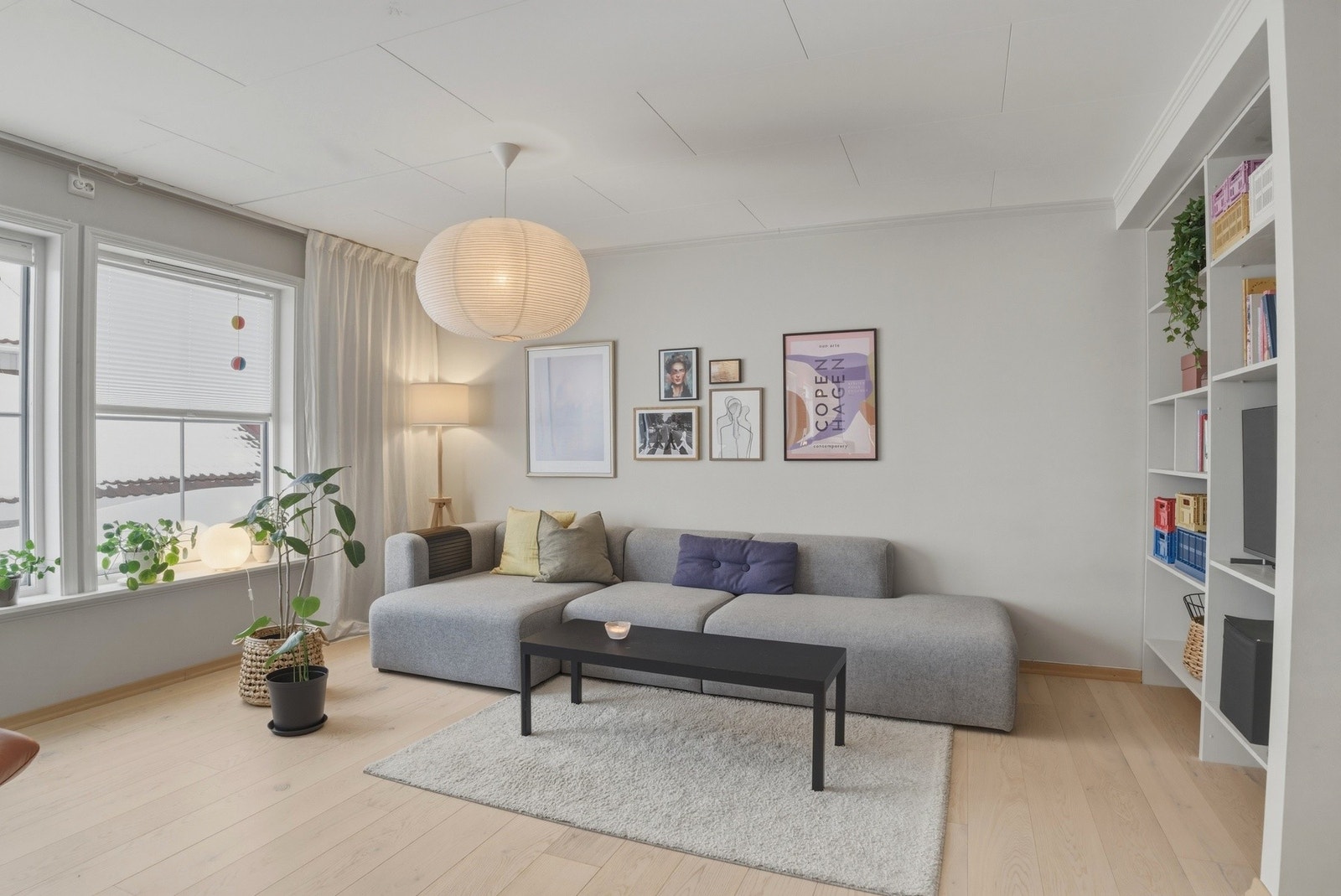 Leiligheten er malt i behagelige og tidløse fargevalg Galleribilde