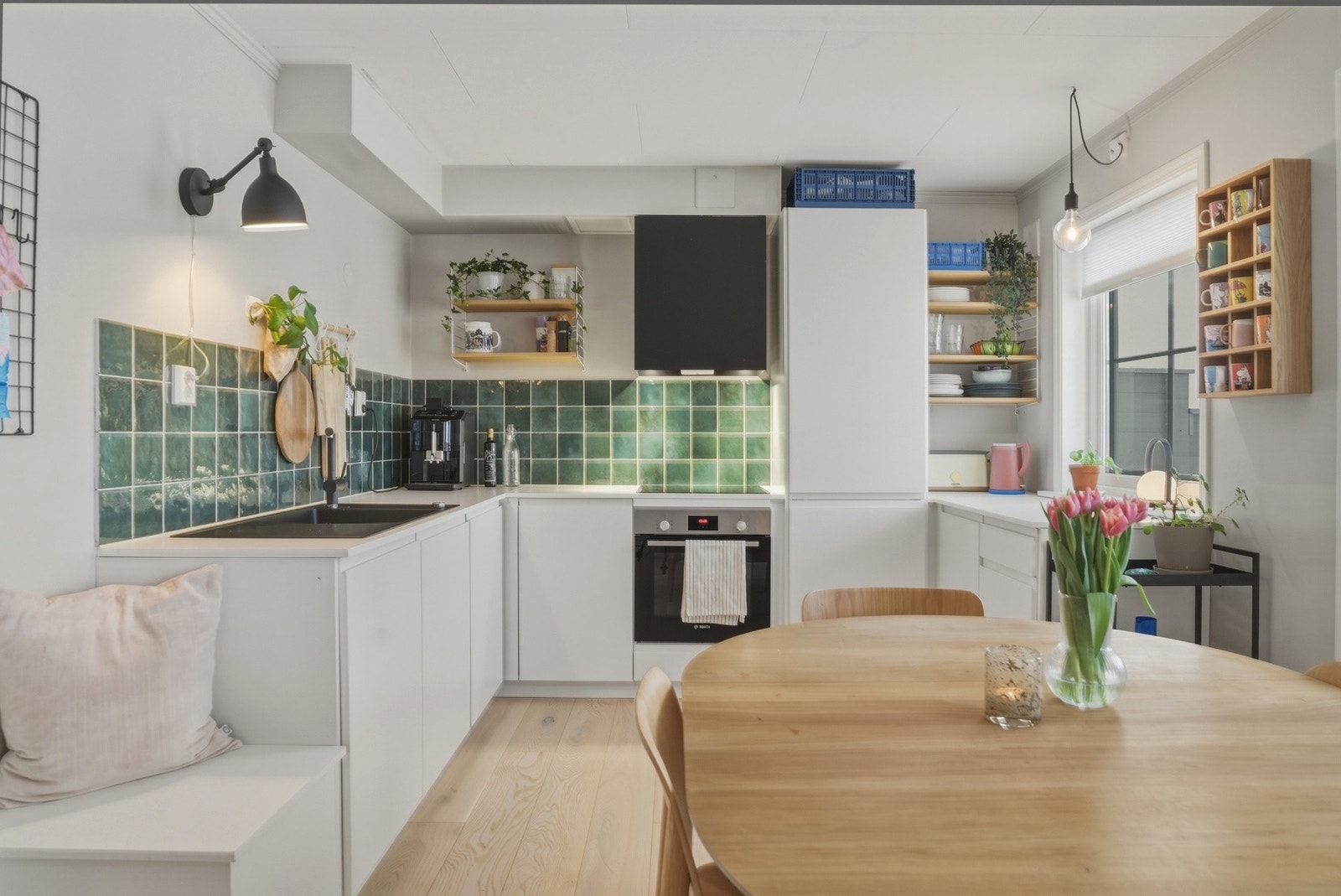 Lyst og flott kjøkken som er modernisert i 2022 Galleribilde