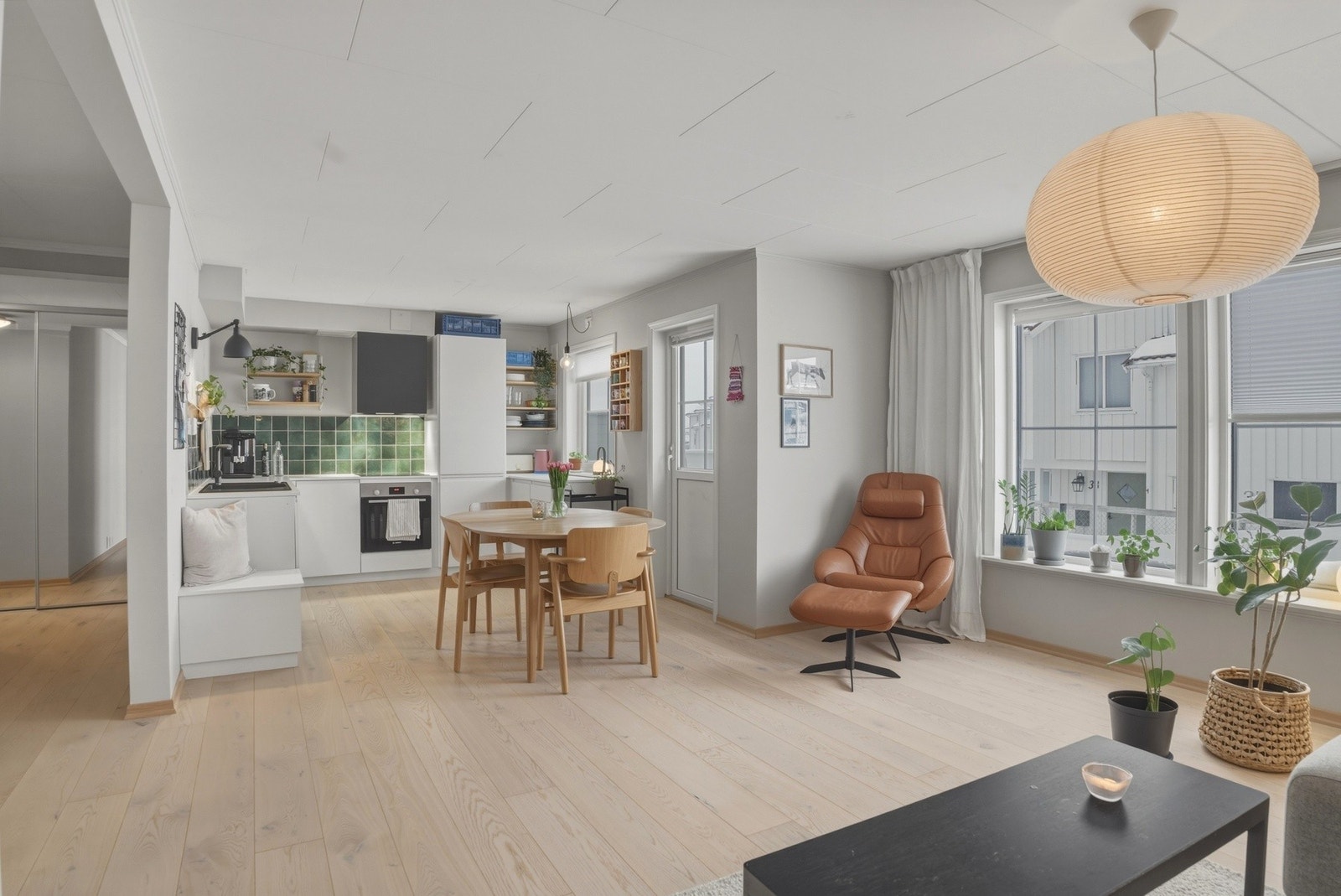 Åpen løsning mellom stue og kjøkken - Varme i gulv Galleribilde