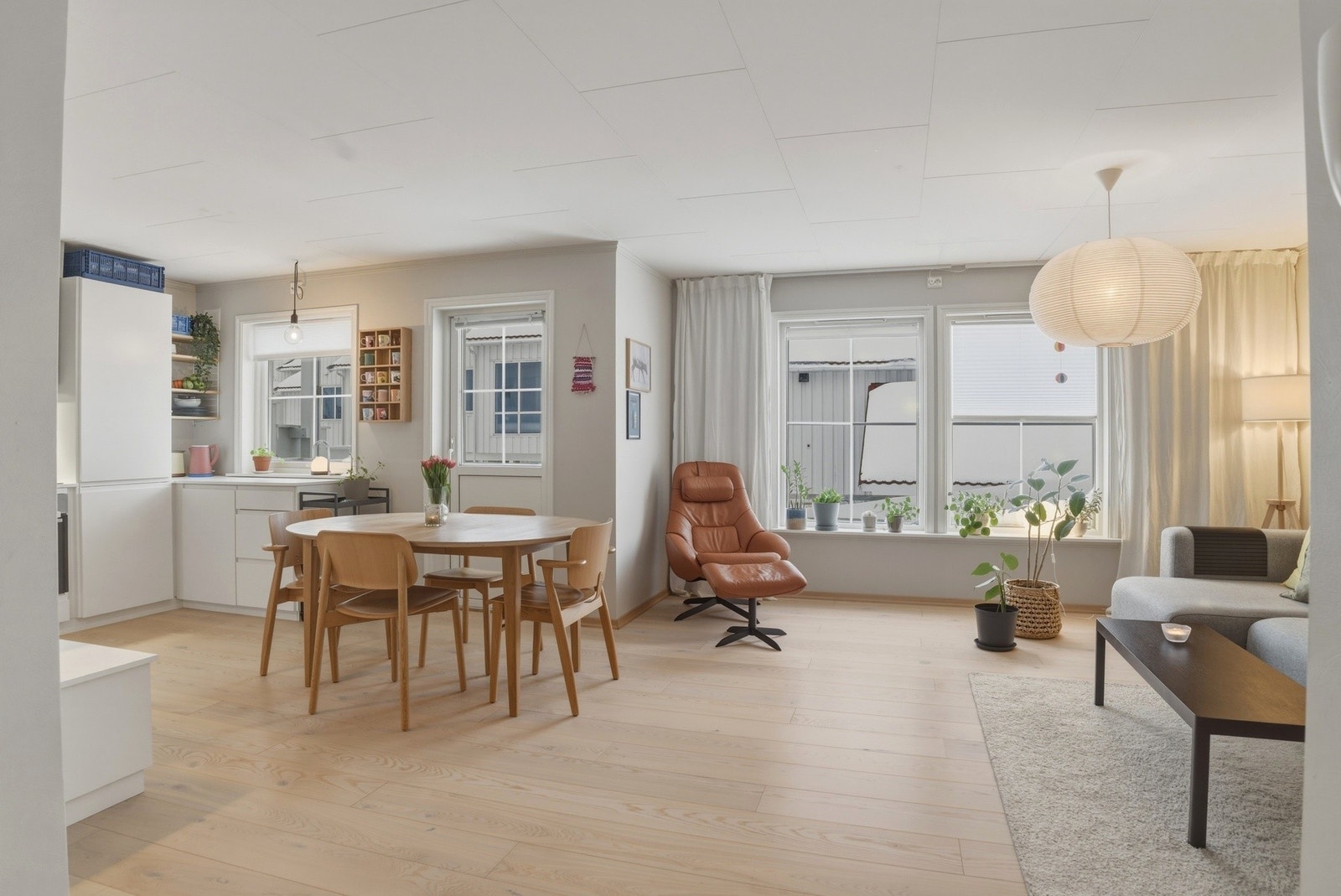 Lys og tiltalende leilighet med flere vindusflater som slipper inn godt med naturlig lys Galleribilde