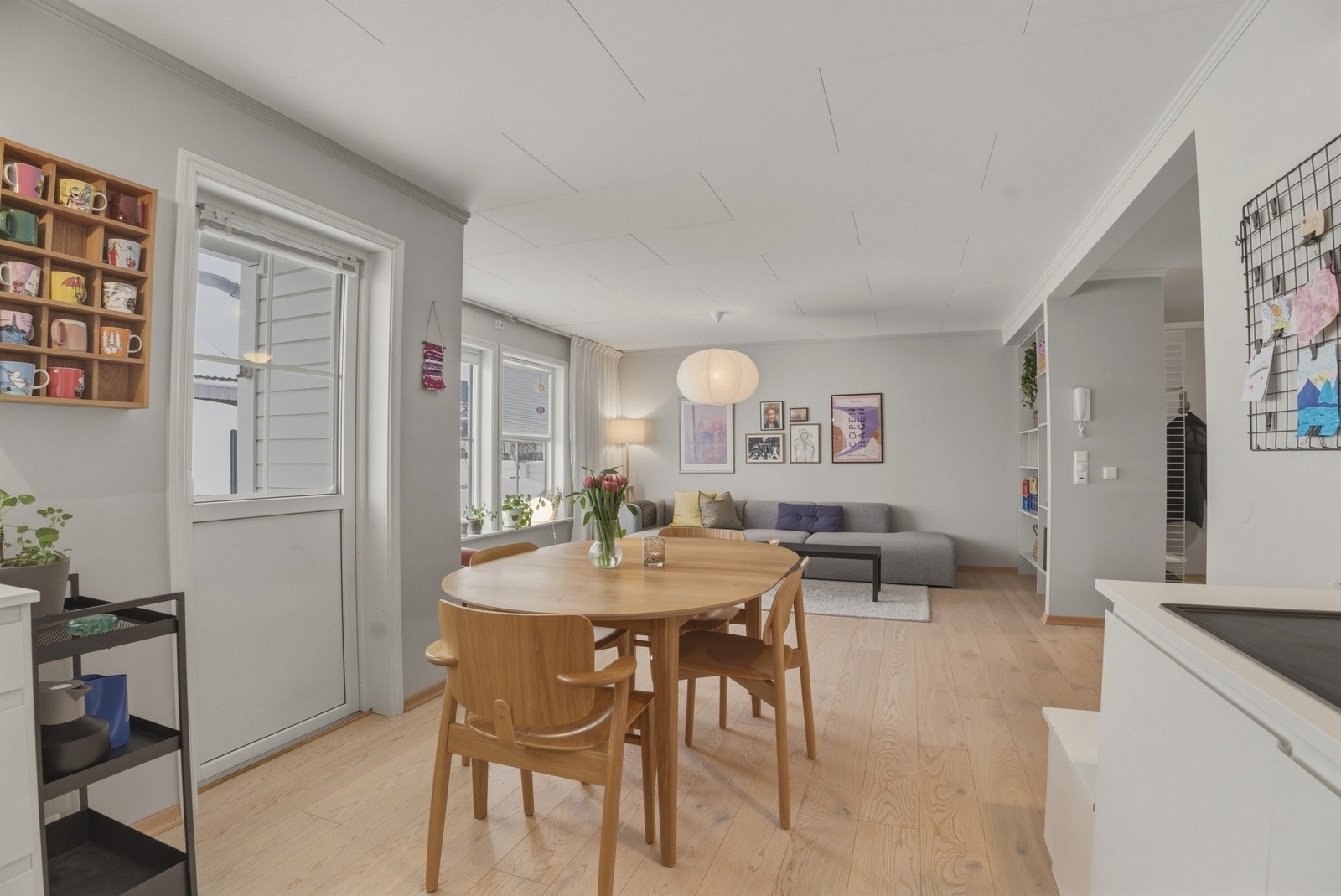 Åpen løsning mellom stue og kjøkken - Varme i gulv Galleribilde