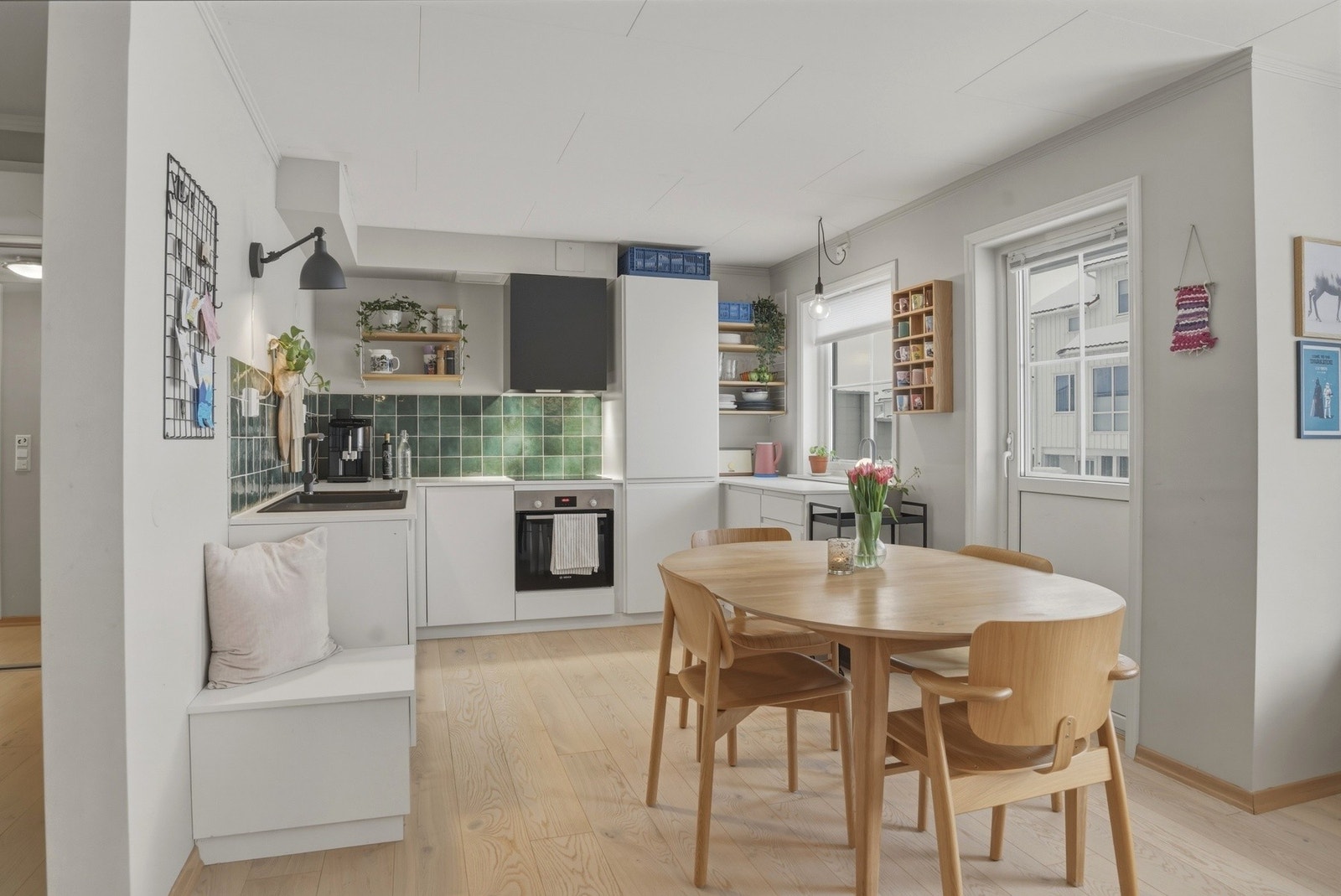 Kjøkken med plass til spisegruppe Galleribilde