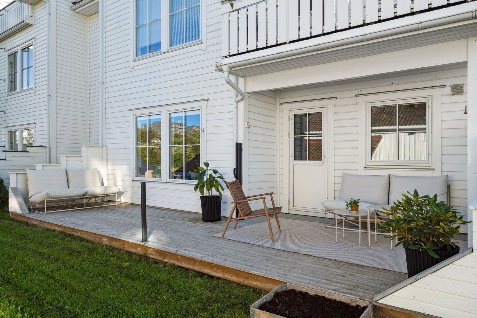 Terrasse på 20 kvm med gode lys- og solforhold, hvor man har direkte adkomst til hage Galleribilde