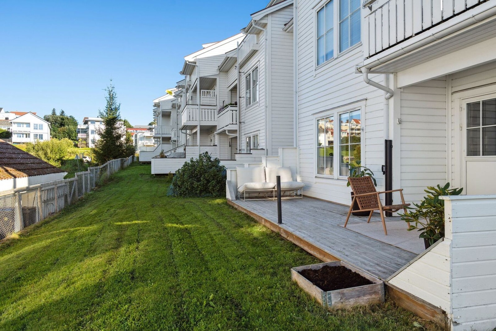 Terrasse og inngjerdet hage med gode lys- og solforhold Galleribilde