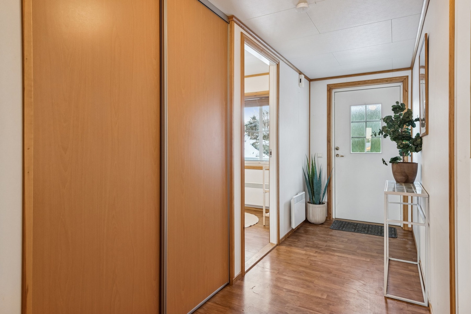 Gang med god plass til kles-oppbevaring i skyvedørsgarderobe. Galleribilde