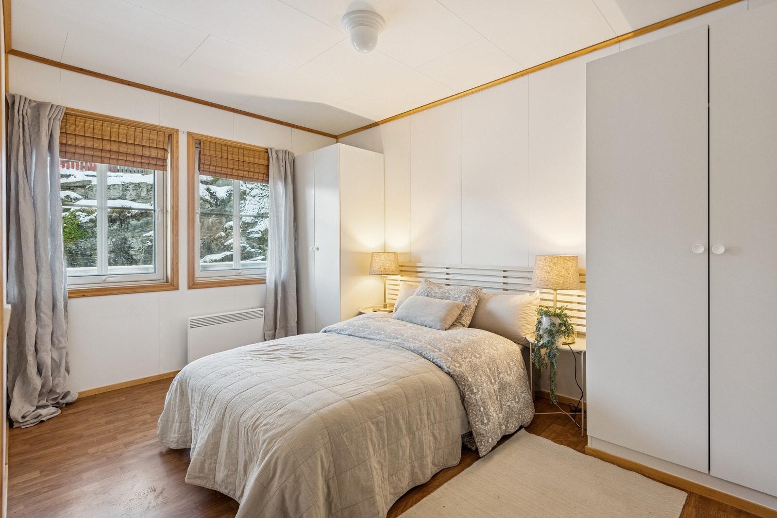 Hovedsoverom med god plass til dobbeltseng og garderobe. Galleribilde