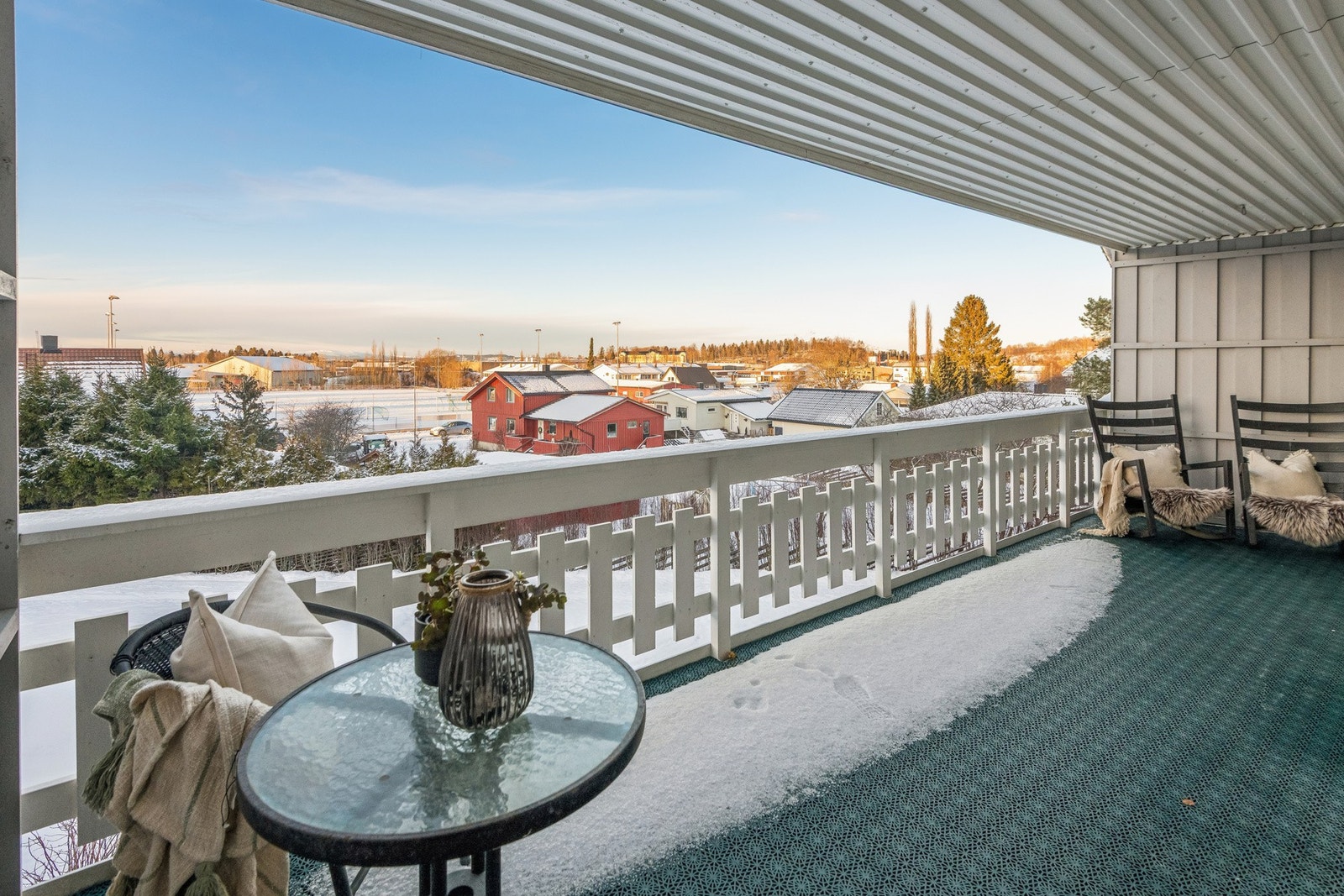 Romslig balkong med ettermiddags- og kveldssol. Her kan man nyte både middagen og sene solrike sommerkvelder i sola på sin private uteplass. Galleribilde