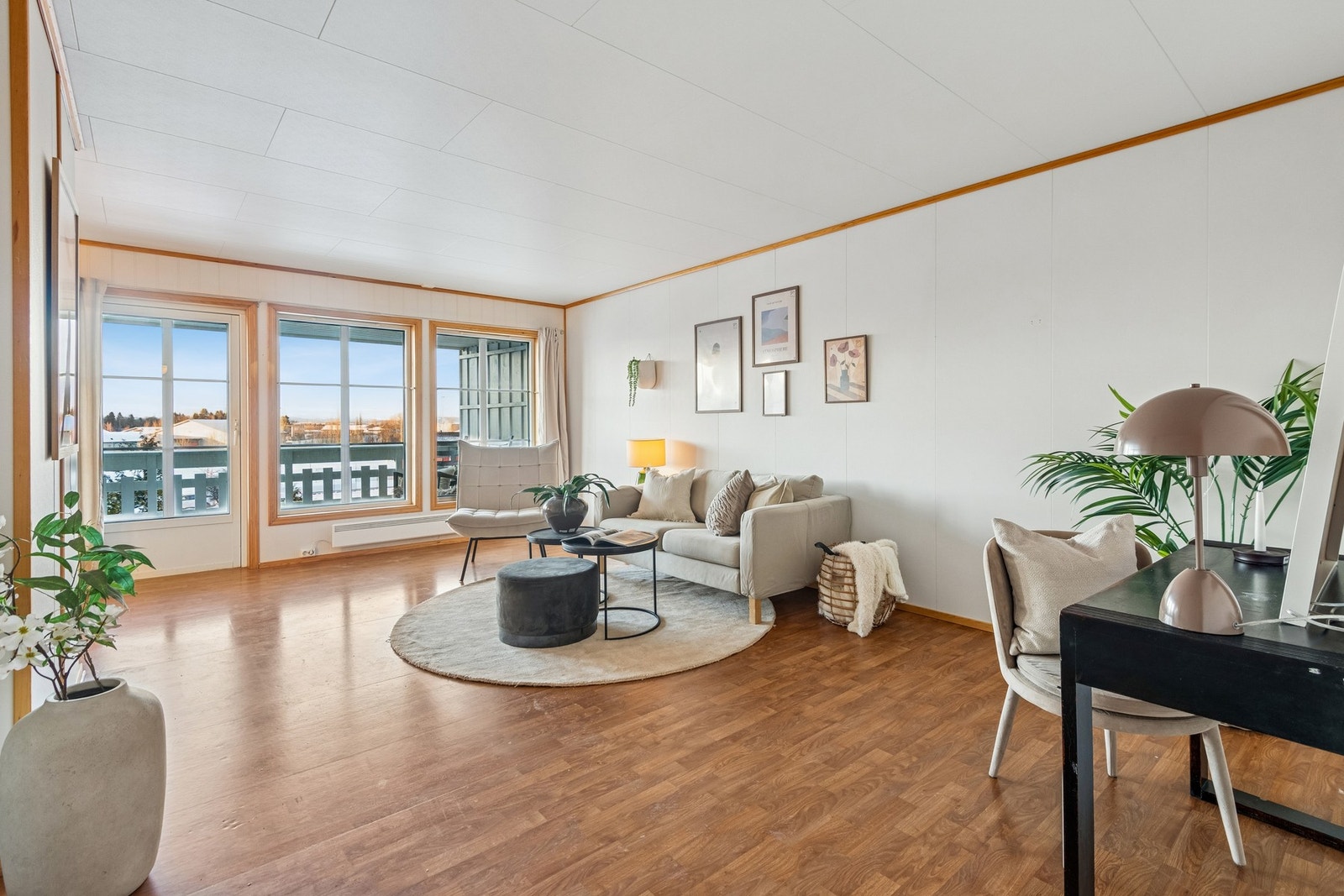 De store vindusflatene gir godt med naturlig lysinnslipp. Galleribilde