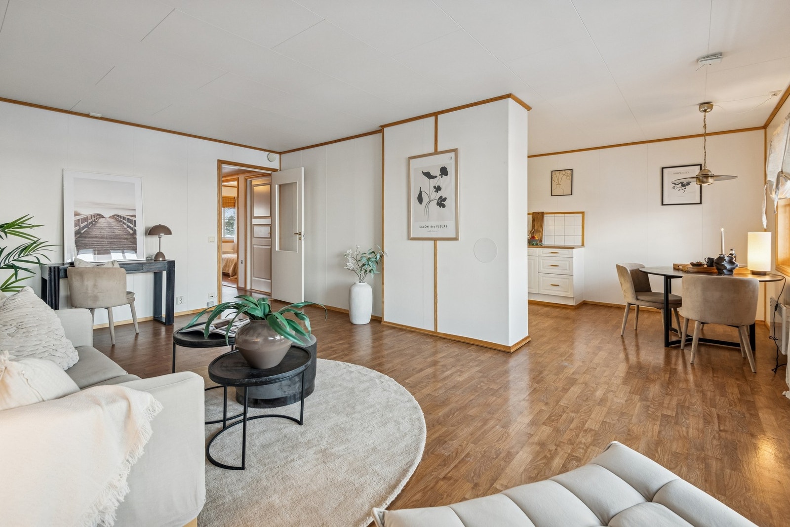 Stuen oppleves lys og innbydende. Galleribilde