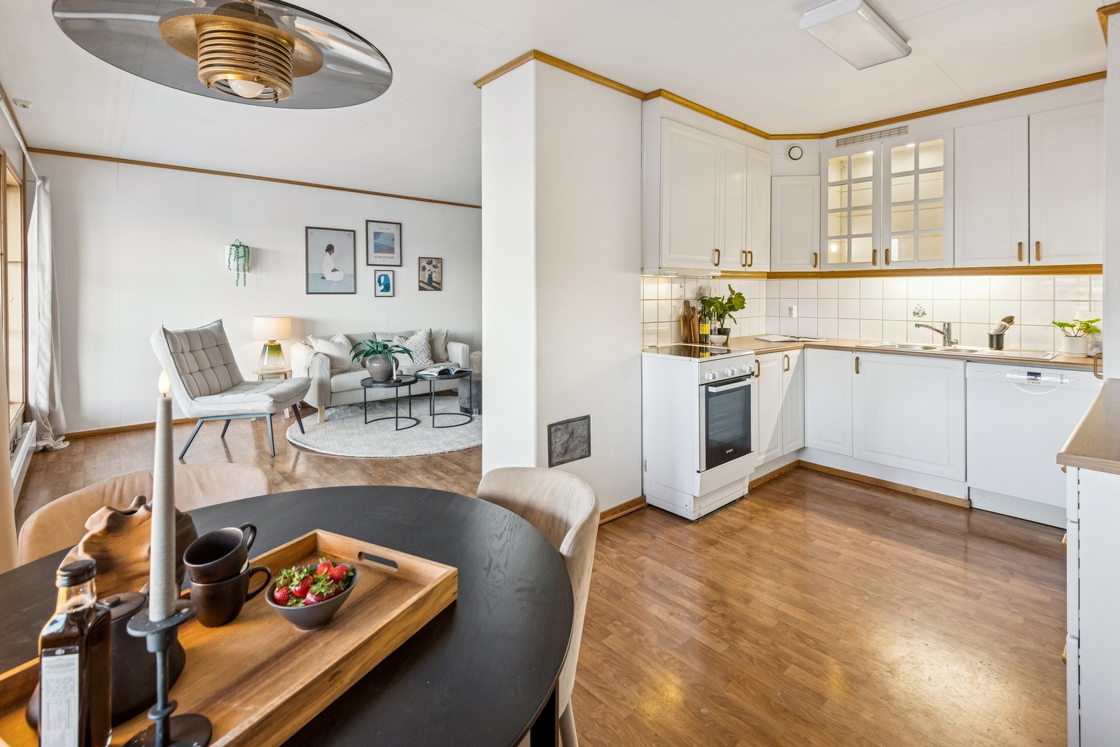 Kjøkken har en åpen løsning mot stue. Trivelig spiseplass ved kjøkkenvinduet. Galleribilde