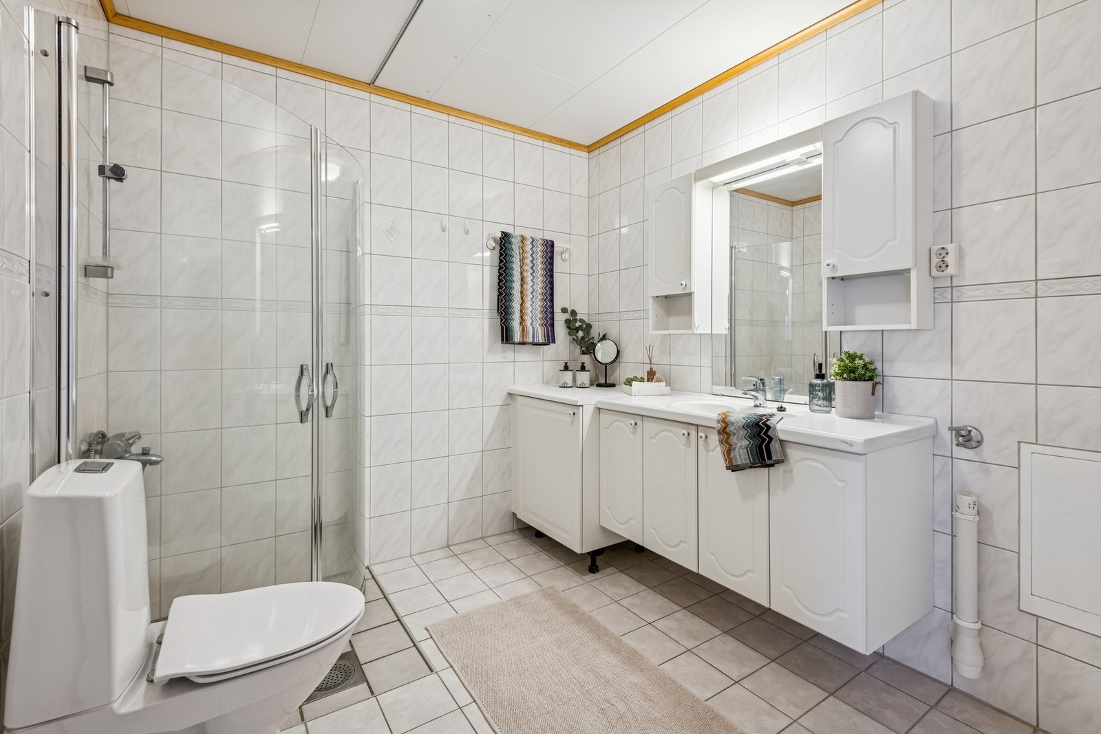 Flislagt bad med varmekabler i gulv. Det er opplegg for vaskemaskin på badet. Det er montert nytt klosett i 2025. Galleribilde