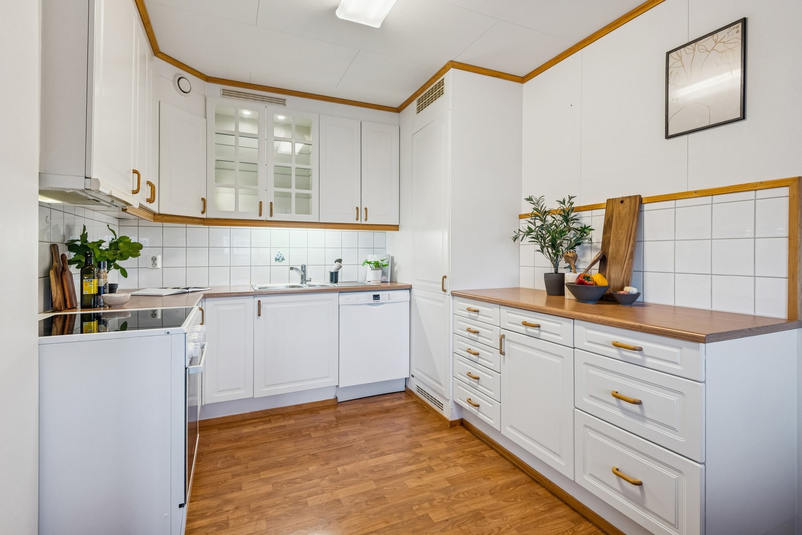 Romslig kjøkken som har godt med skap- og benkeplass. Integrert kjølehjørne med nytt aggregat i 2025. Komfyr og oppvaskmaskin medfølger også i handelen. Galleribilde