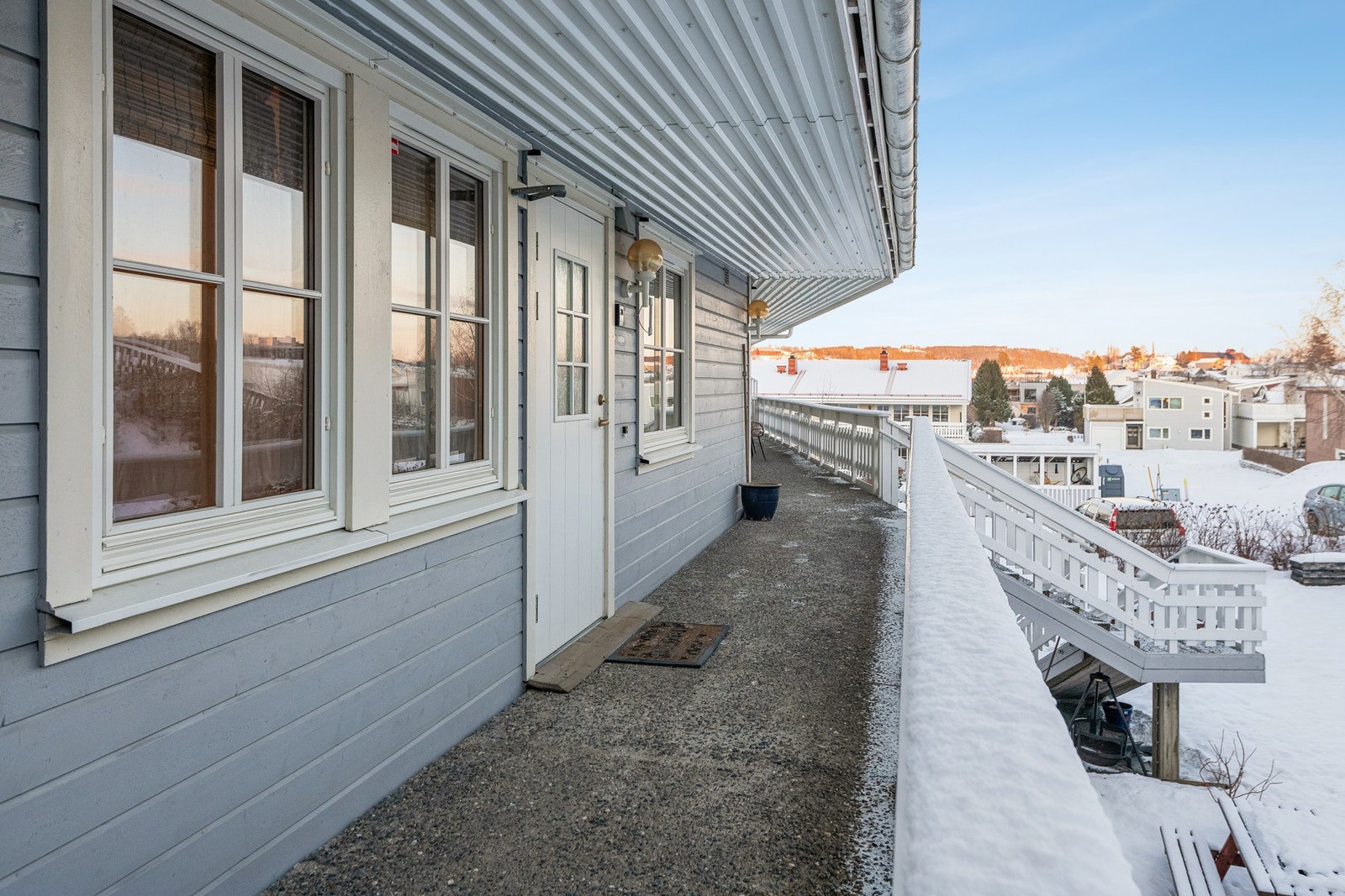 Takoverbygget inngangsparti hvor man kan nyte morgenkaffen eller lunsjen i solveggen. Adkomst via heis og trapp. Galleribilde