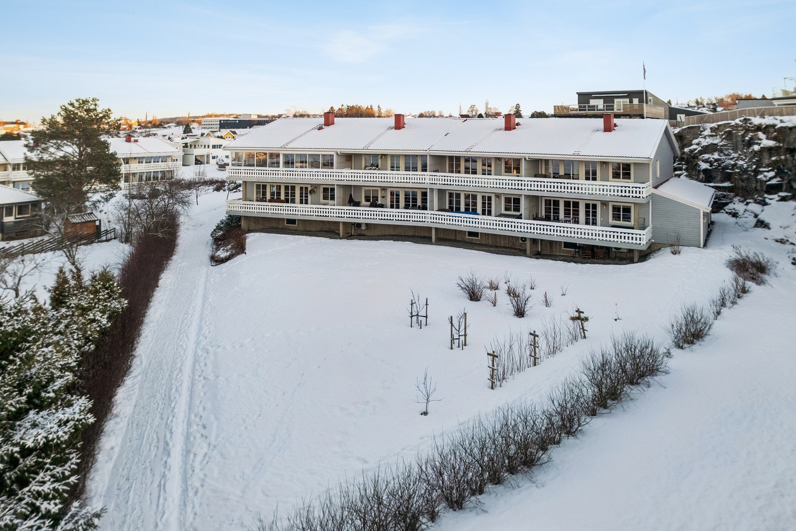 Her har man gangavstand til Levanger sentrum, Nord Universitet, dagligvare, barnehage, Frol barneskole og Levanger Ungdomsskole. Flotte turområder i nærheten, med blant annet Røstadområdet som byr på fine turstier og flere bademuligheter. Galleribilde