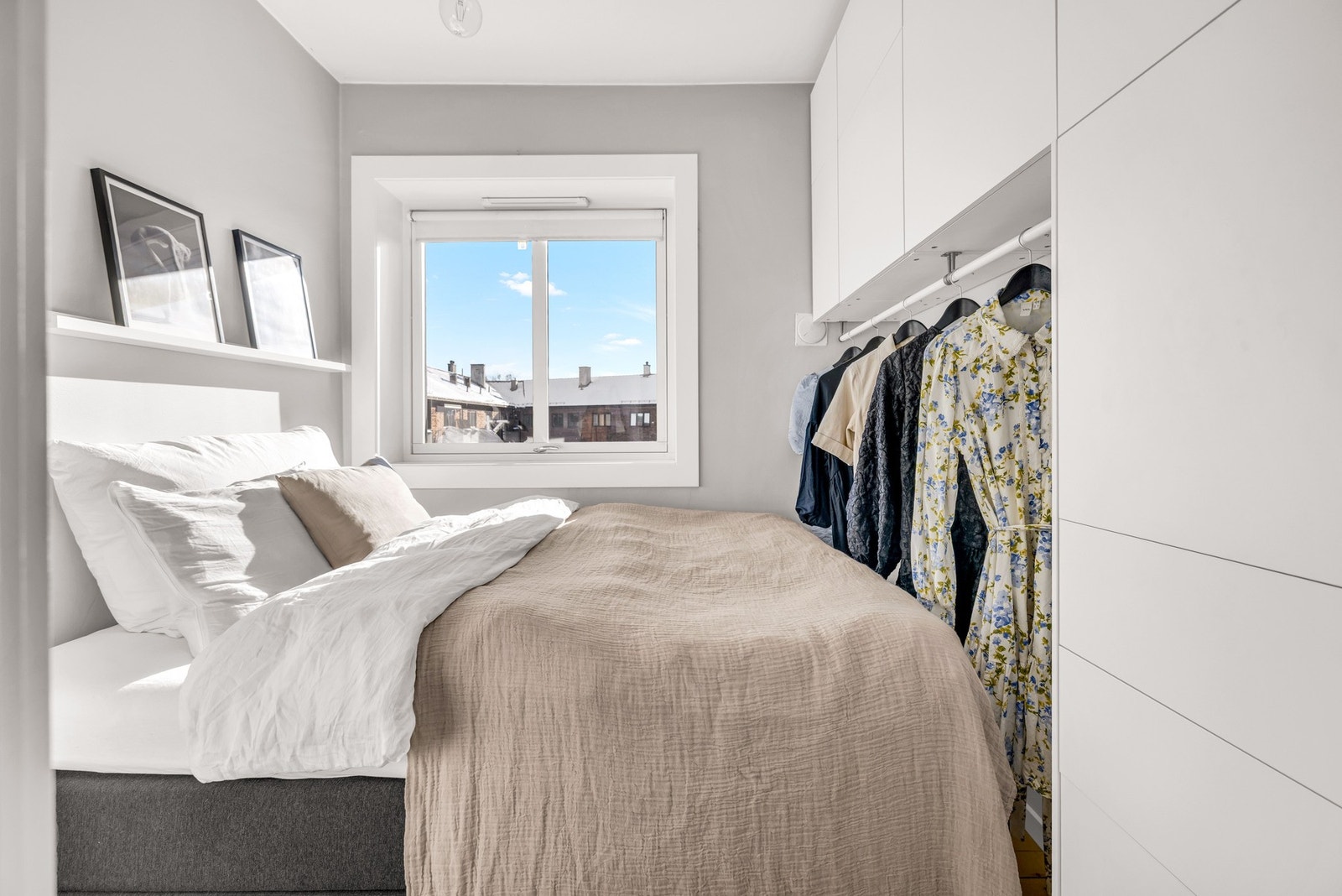 Soverommet er lyst og innbydende og med plass til dobbeltseng. Galleribilde