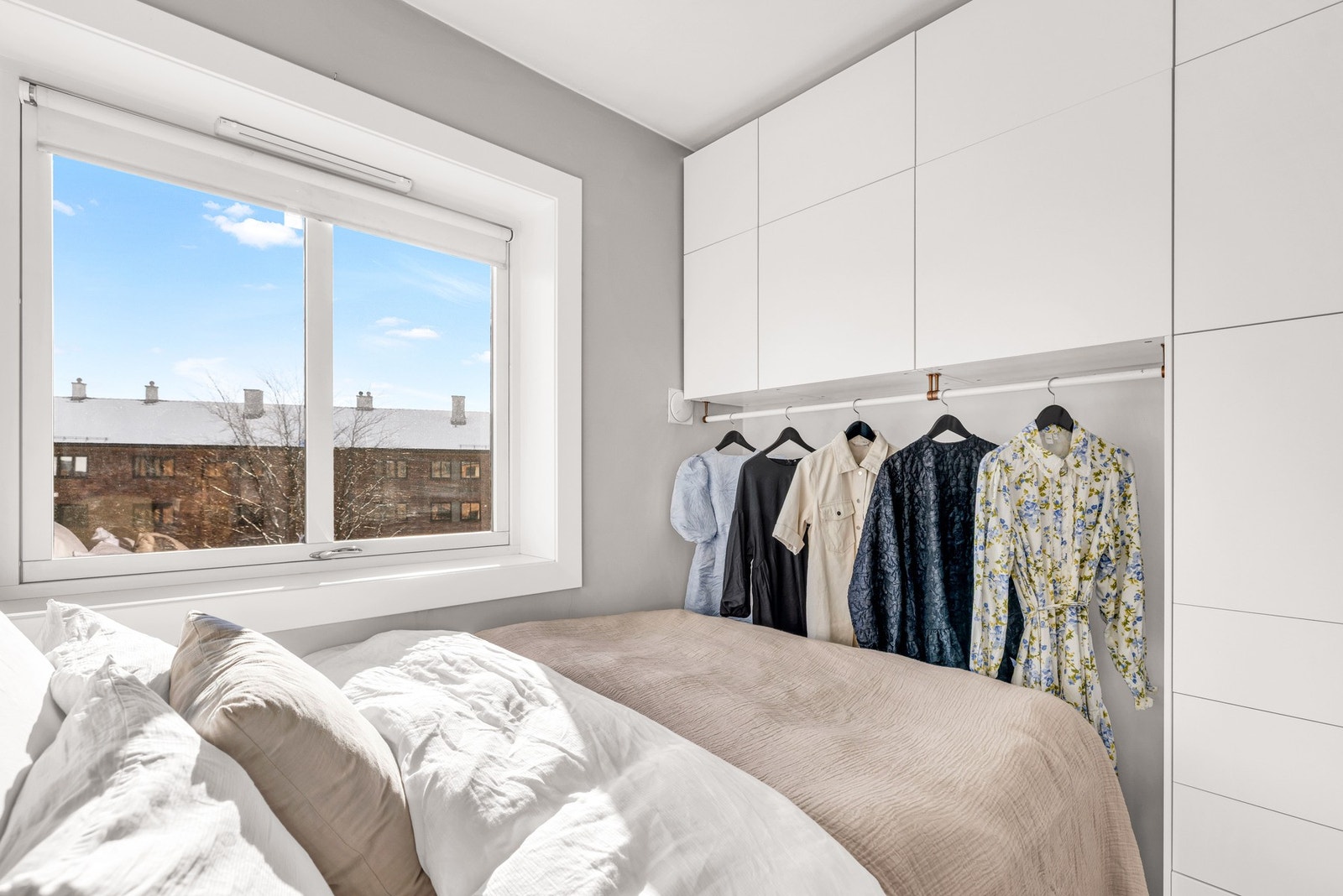 Det er montert en praktisk garderobeløsning. Galleribilde