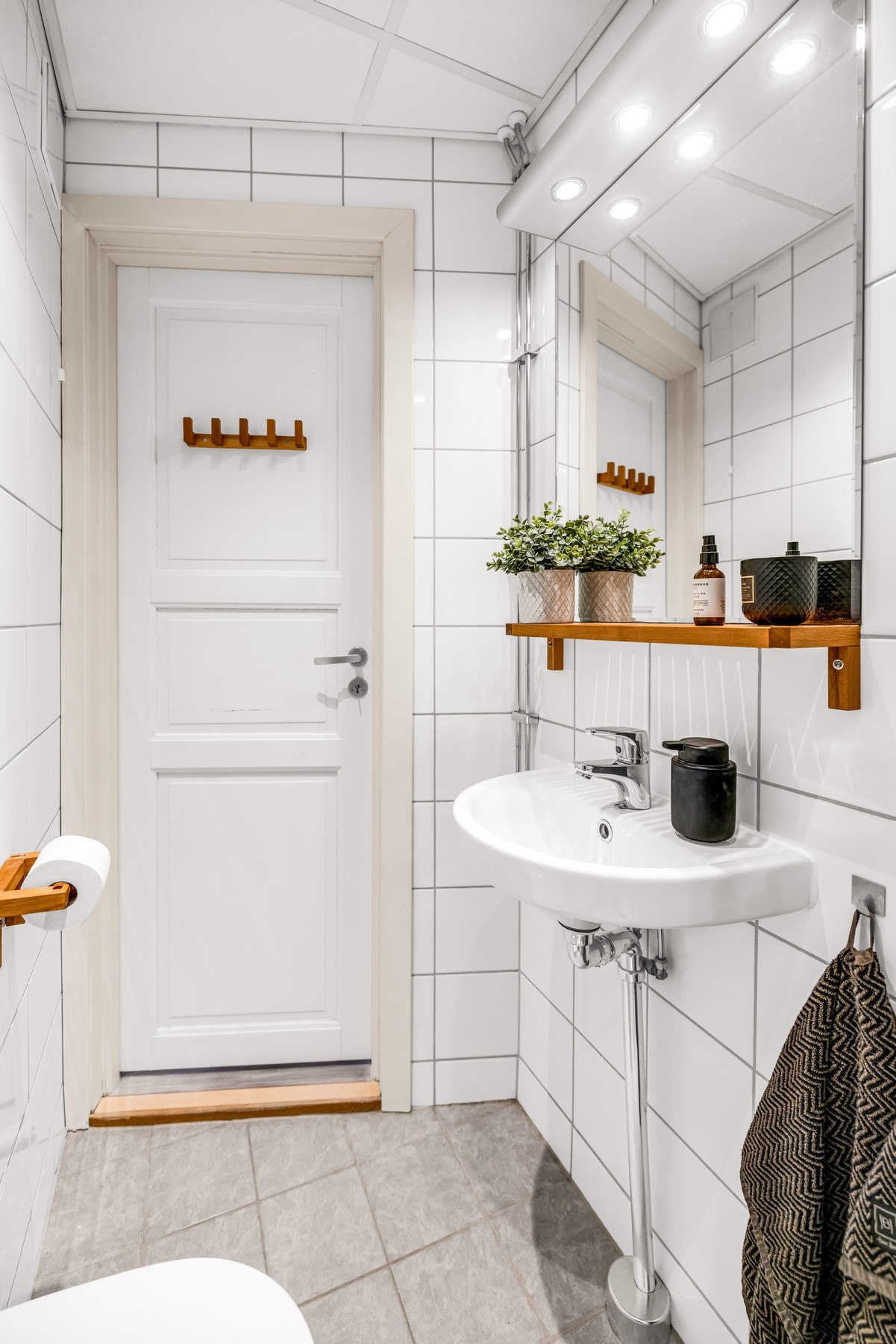 Badet er utstyrt med servant, speil og toalett. Galleribilde