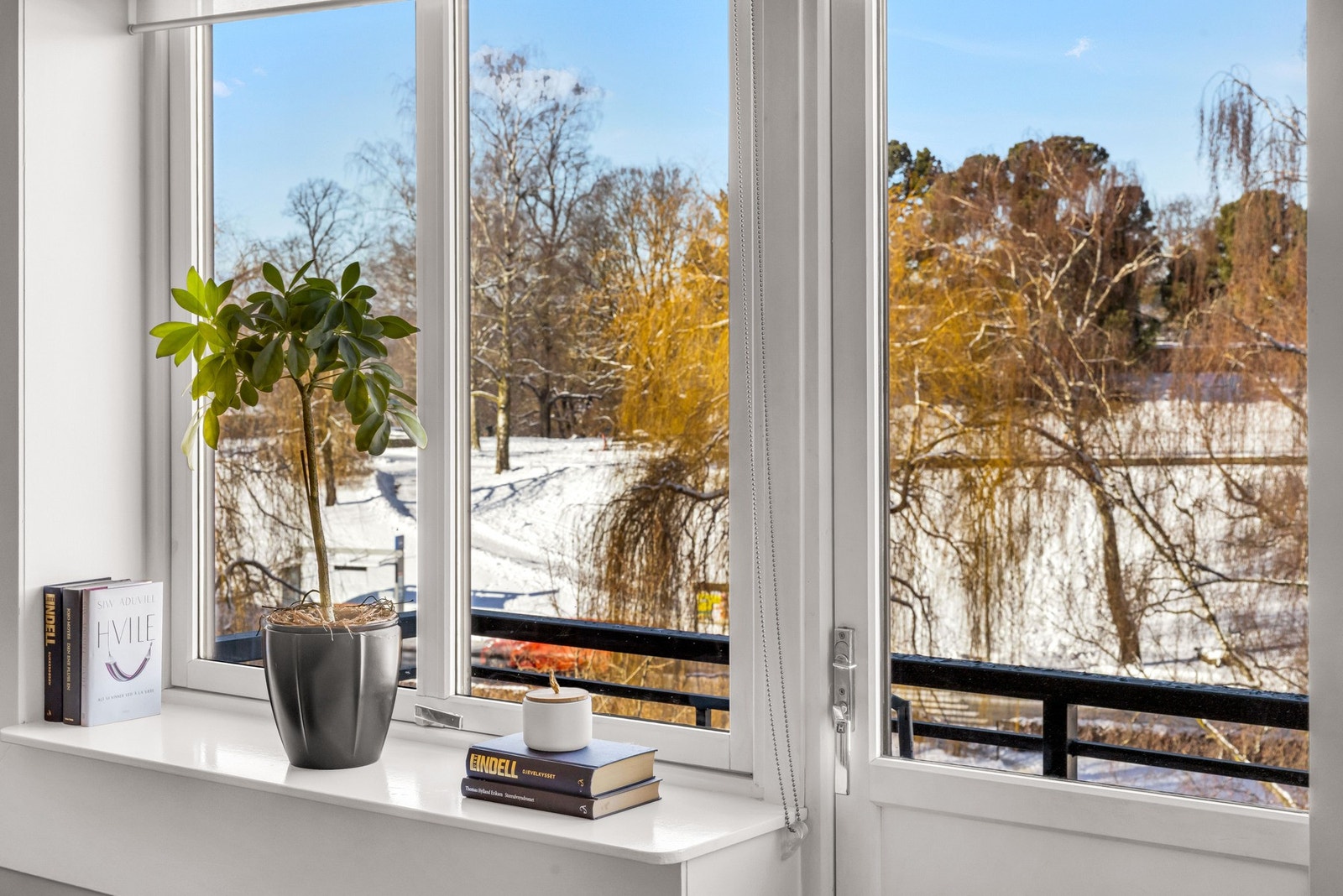 Utsynet fra stuen er grønt og idyllisk i sommerhalvåret. Galleribilde