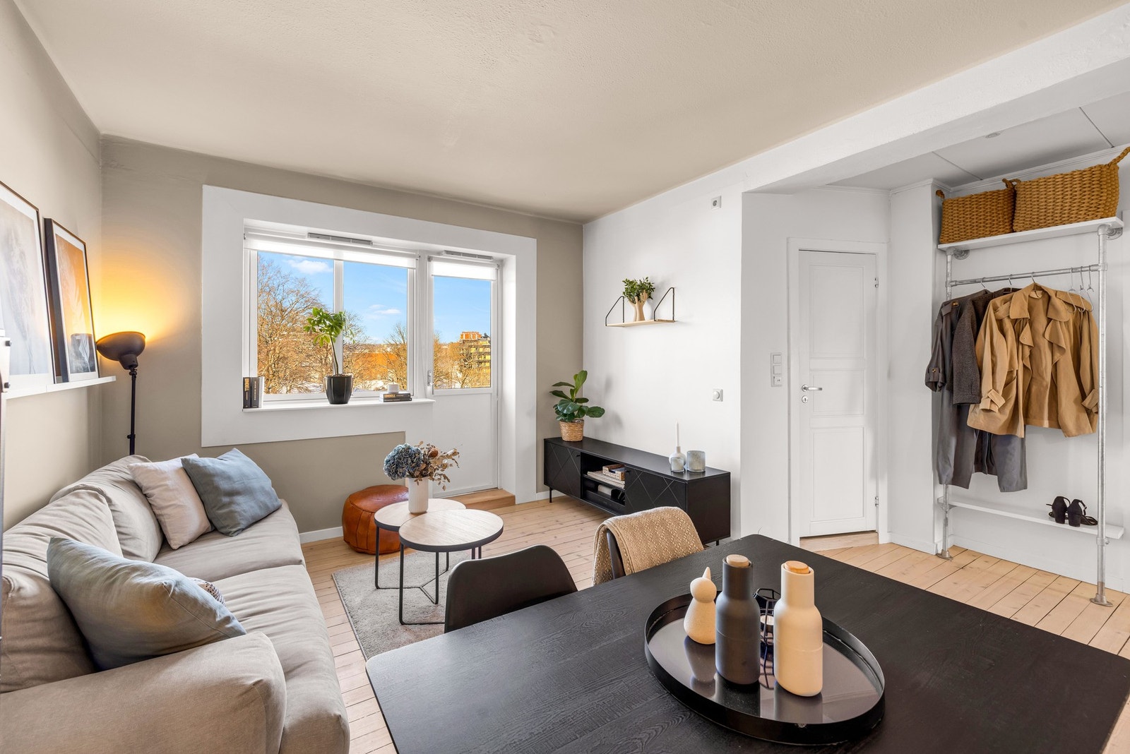 Stuen er malt i delikate fargetoner og har slipte heltre furugulv. Galleribilde