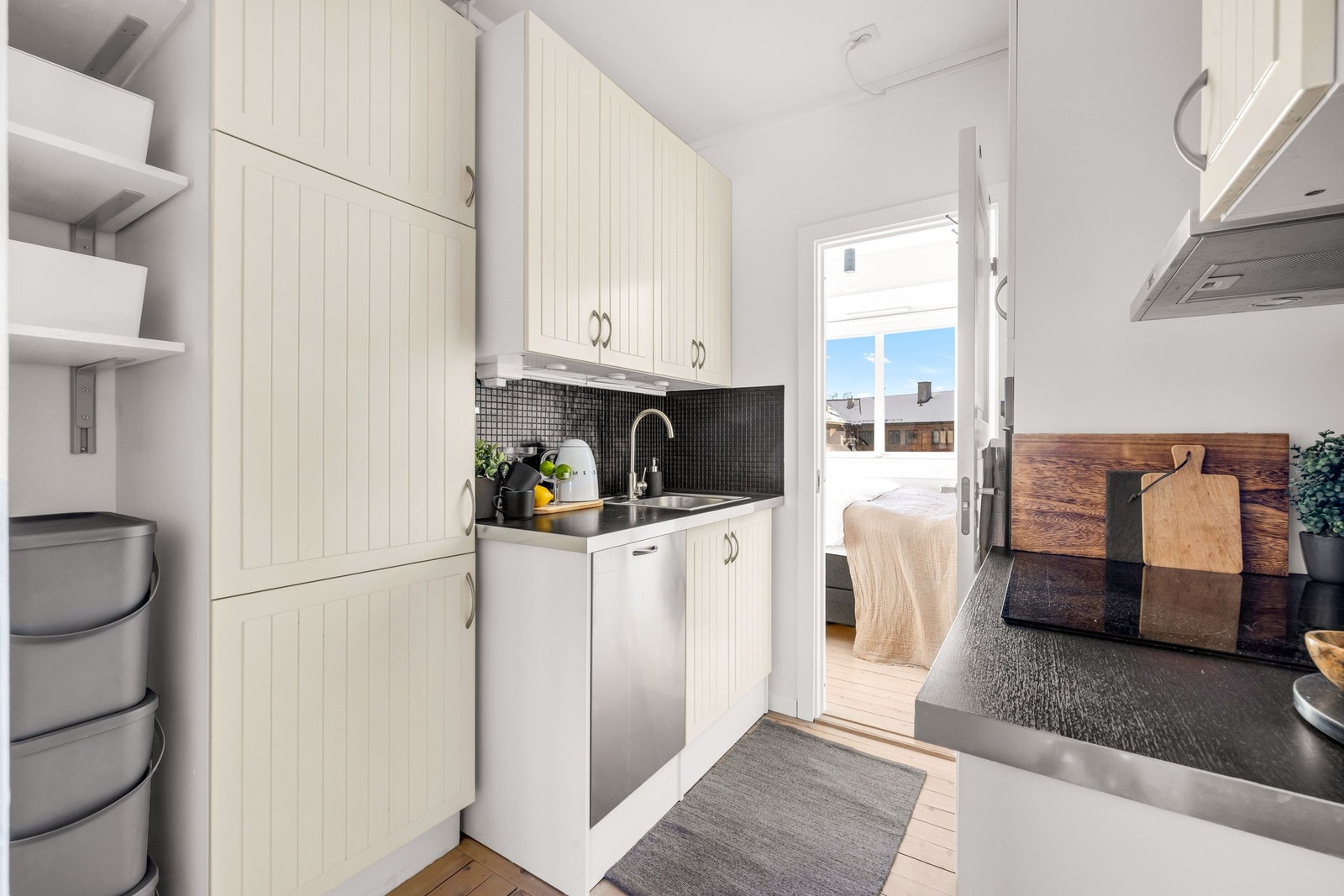 Kjøkkenet har hvitevarer som Integrert oppvaskmaskin, induksjonstopp og stekeovn. Kjøleskapet er frittstående. Galleribilde