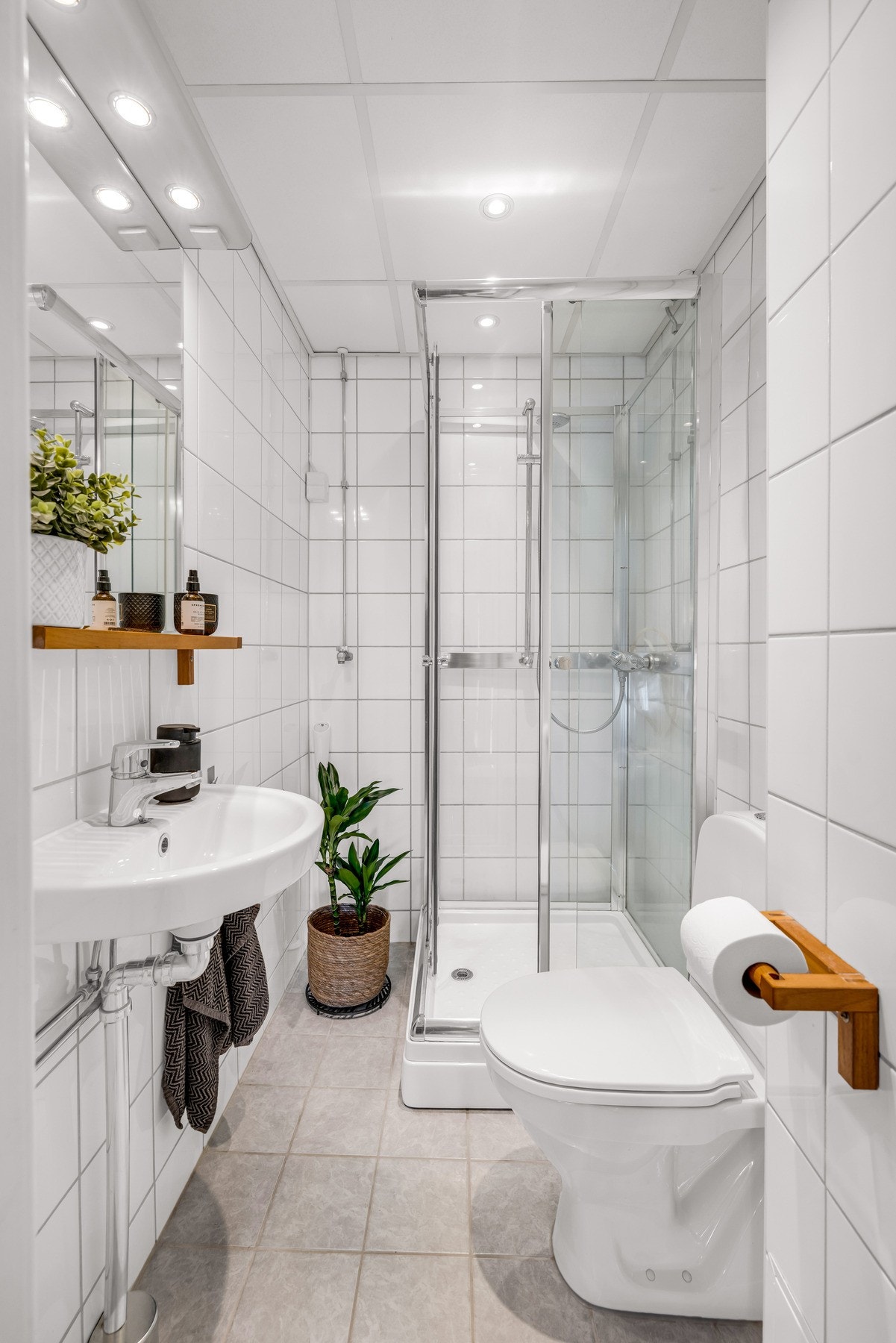 Boligen har et pent flislagt bad med varme i gulv. Badet ble pusset opp i regi av aksjelaget i 2006. Galleribilde