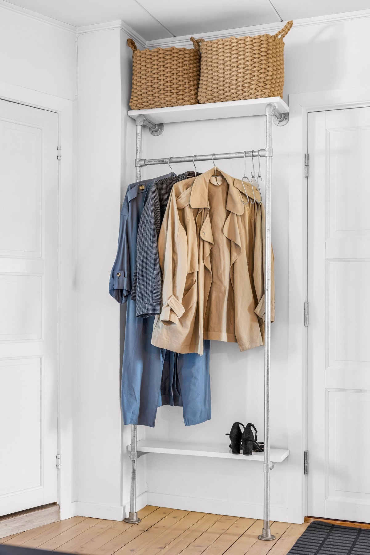 Det medfølger også 2 eksterne boder (loft og kjeller), som gir god lagringsplass. Galleribilde