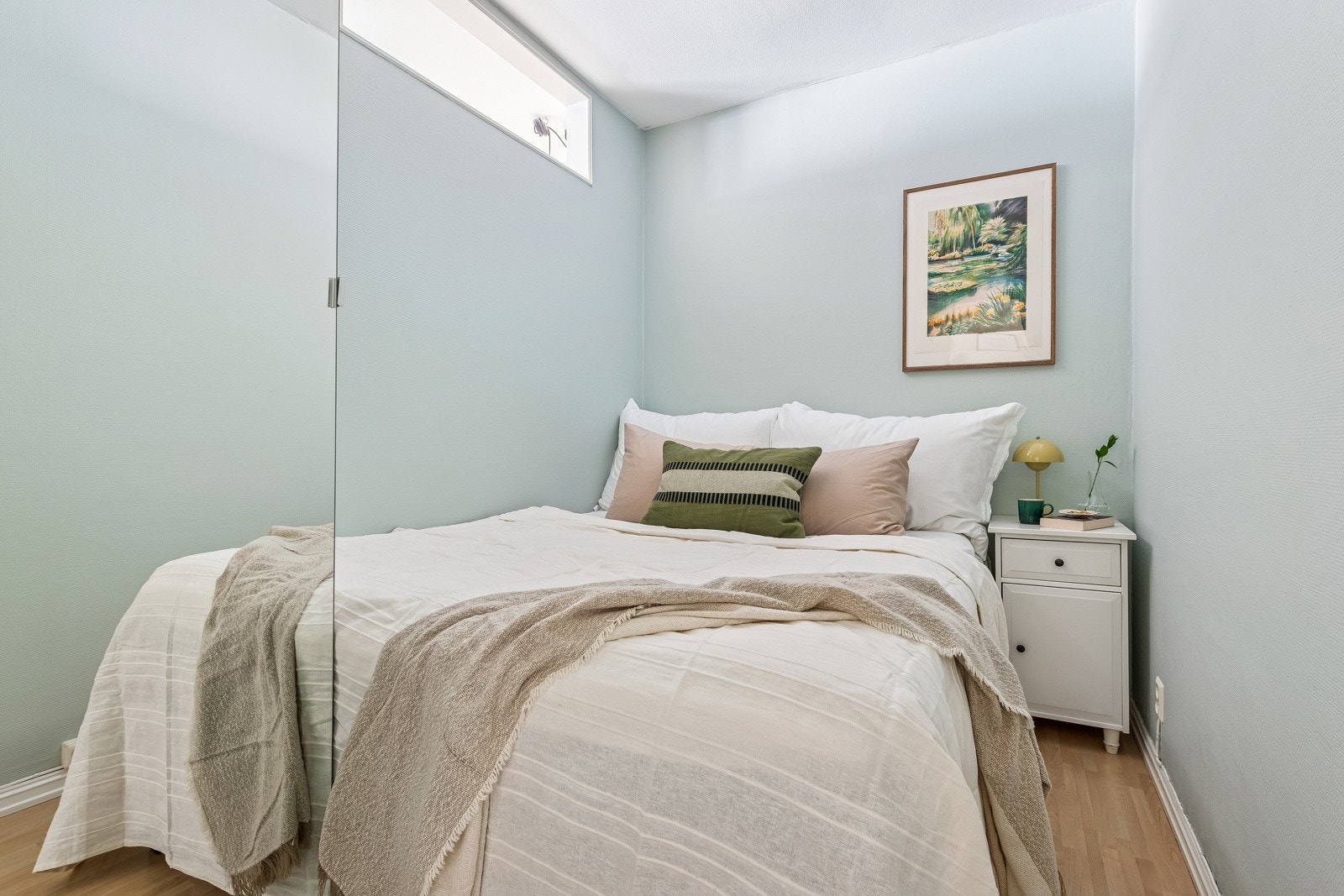 Koselig og praktisk sovealkove med plass til 150 seng og nattbord. Garderobeskap med speilfront. Galleribilde