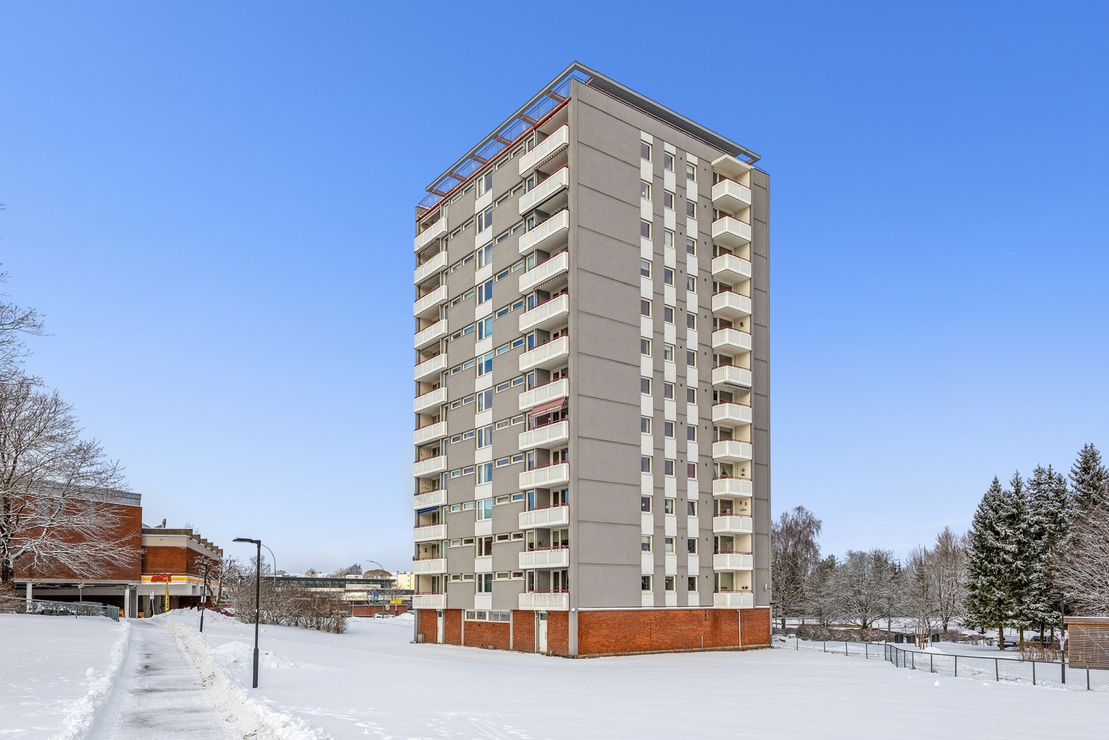 Blokken ligger meget sentralt på Manglerud få minutters gange til t-bane, buss og Manglerud senter. Galleribilde