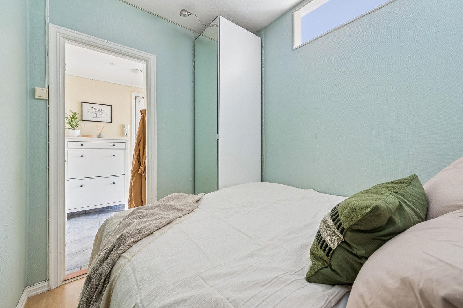 Sovealkove med garderobeskap som medfølger. Galleribilde