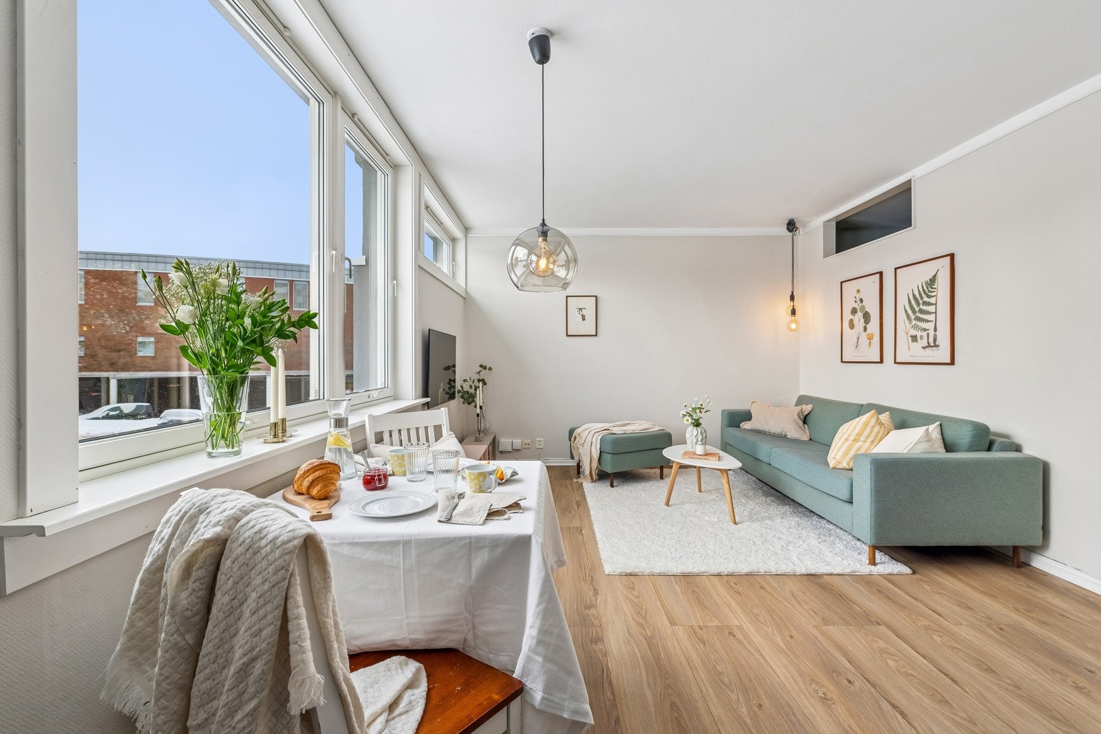 Stue med pene gulv og nymalte, lyse vegger. Galleribilde