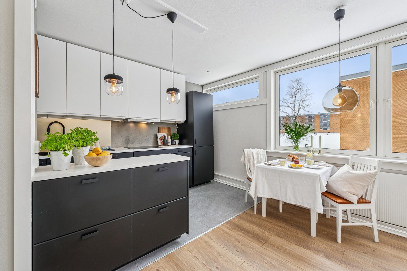 Lys leilighet med vinduer fra 2017 som gir godt med lys inn. Galleribilde