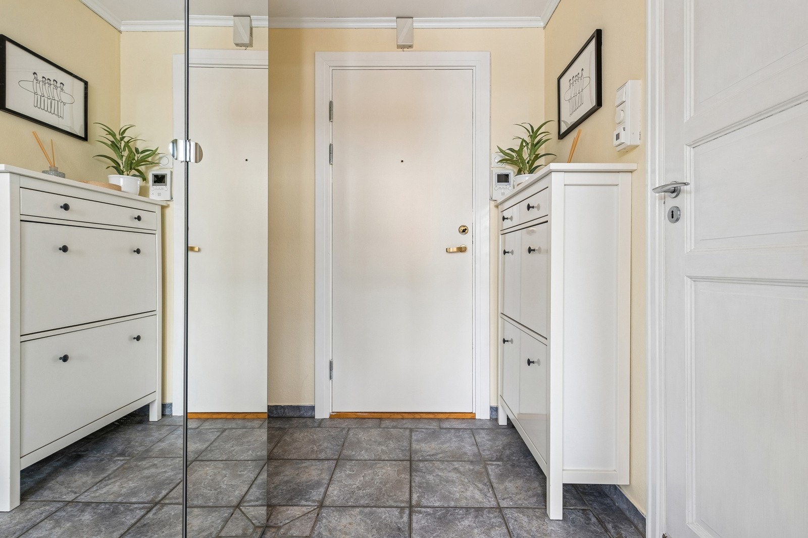 Romslig entre med garderobeskap med god lagringsplass, samt skoskap. Galleribilde