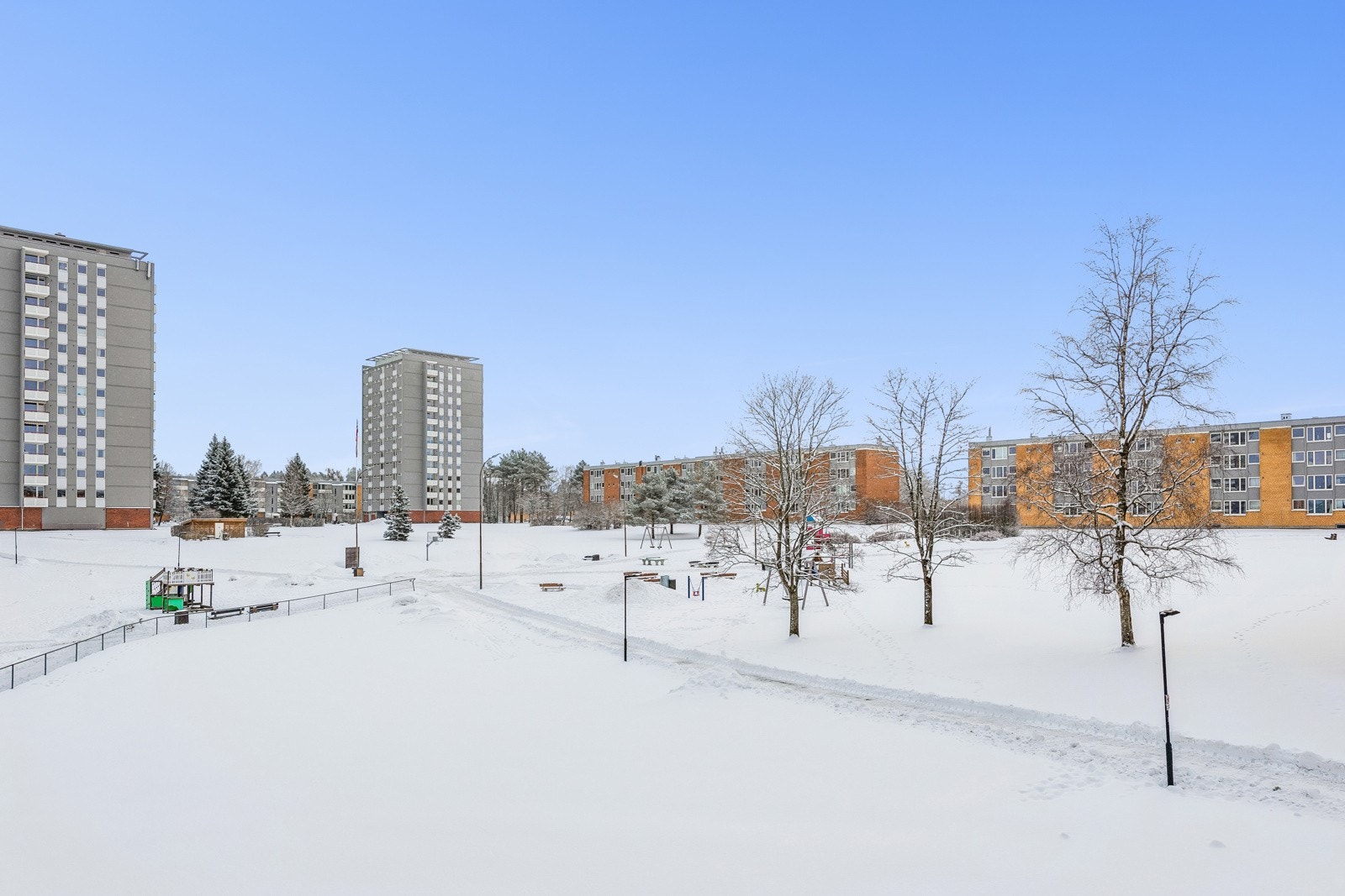 Utsikt fra kjøkkenvindu mot store grøntarealer på sommerstid. Galleribilde